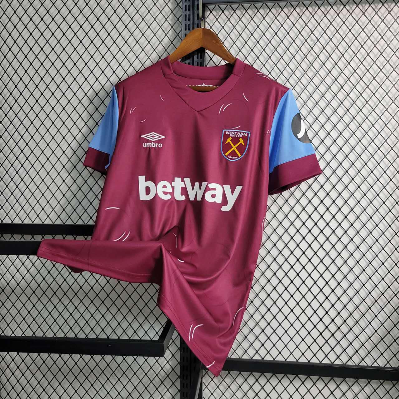 Camisa West Ham Home 2023/24 - Umbro Torcedor Masculina - Bordo/Azul