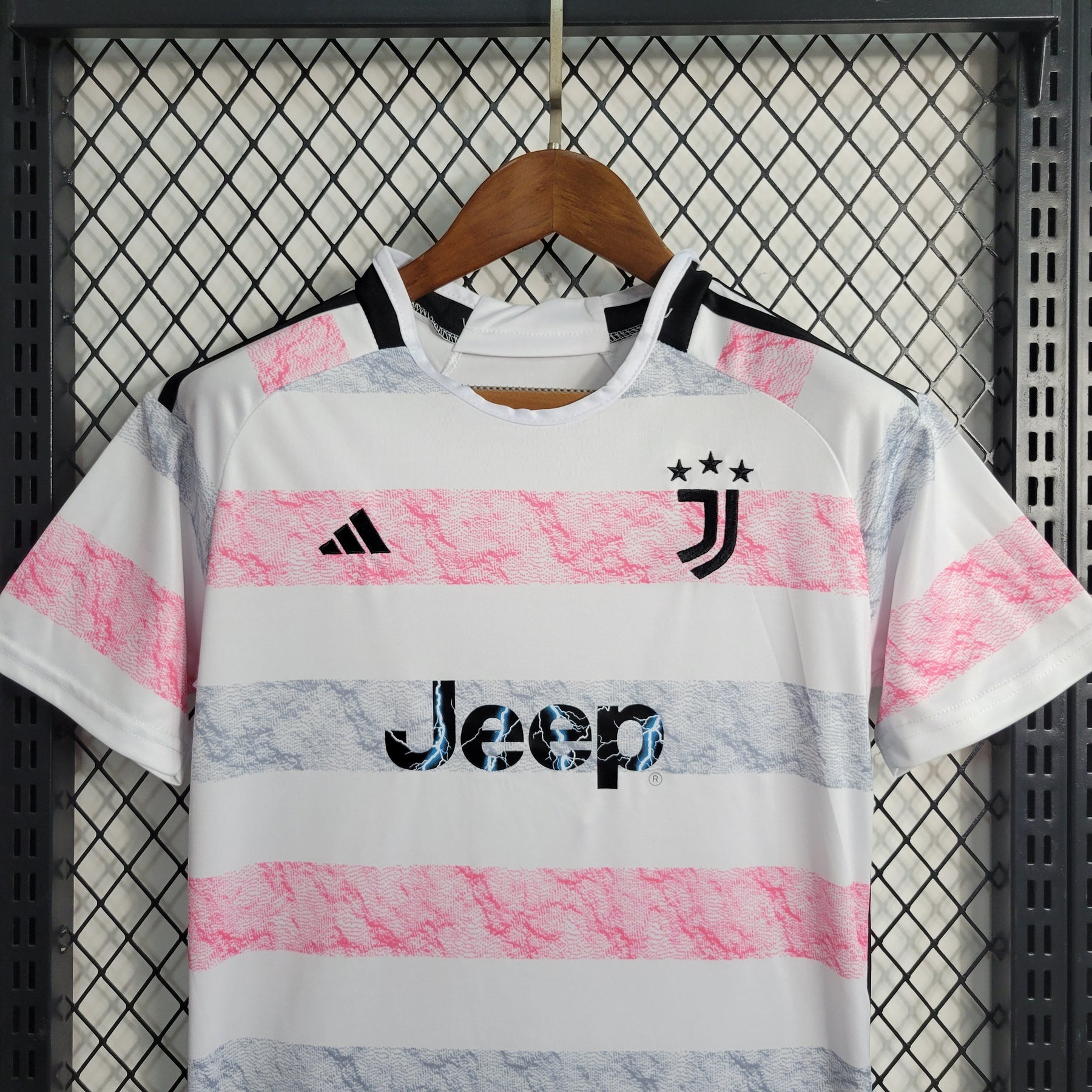 Kit Infantil Juventus Away 2023/24 - Adidas Torcedor - Branca/Vermelha