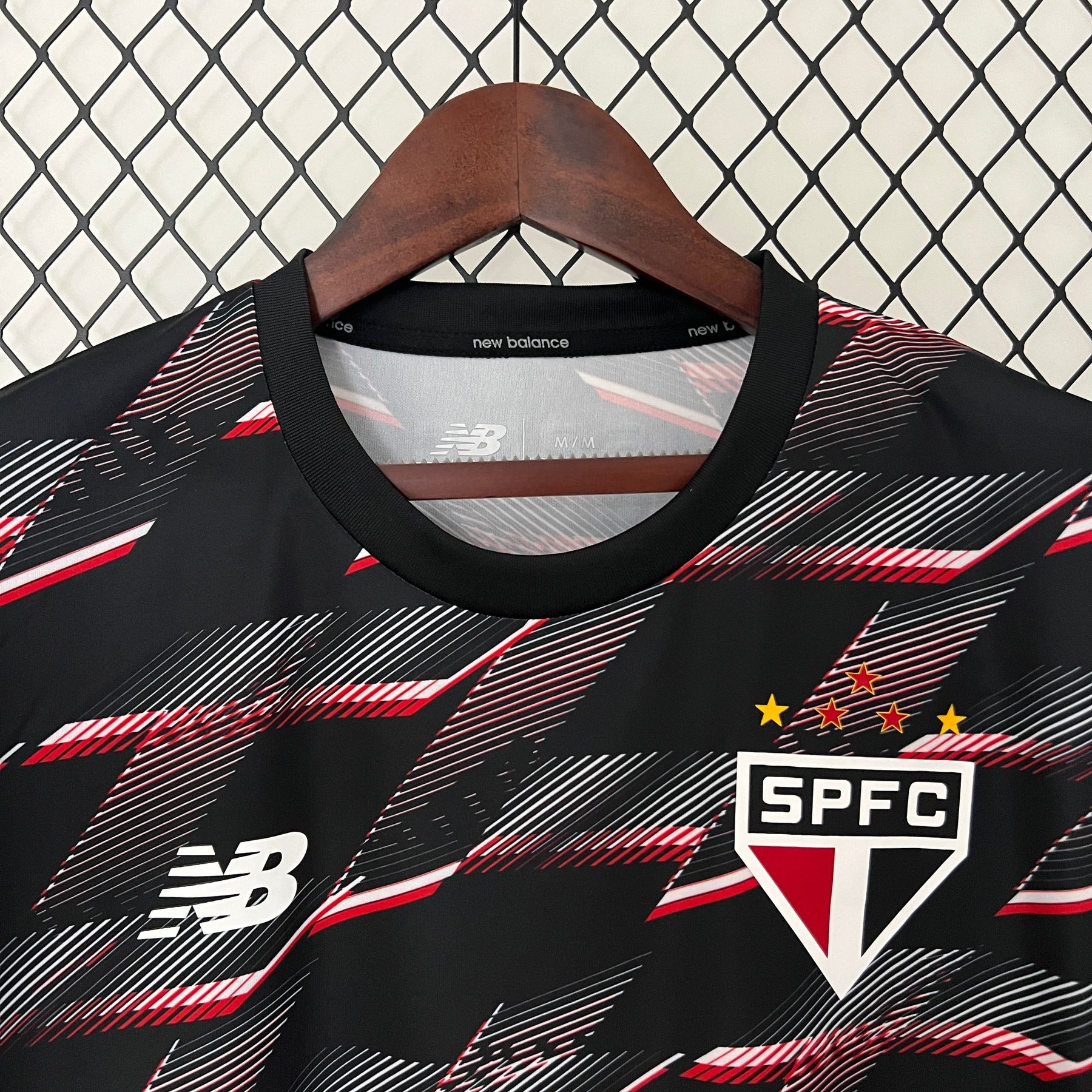 Camisa São Paulo Pré-Jogo 2024/25 - New Balace Torcedor Masculina - Preta/Vermelha