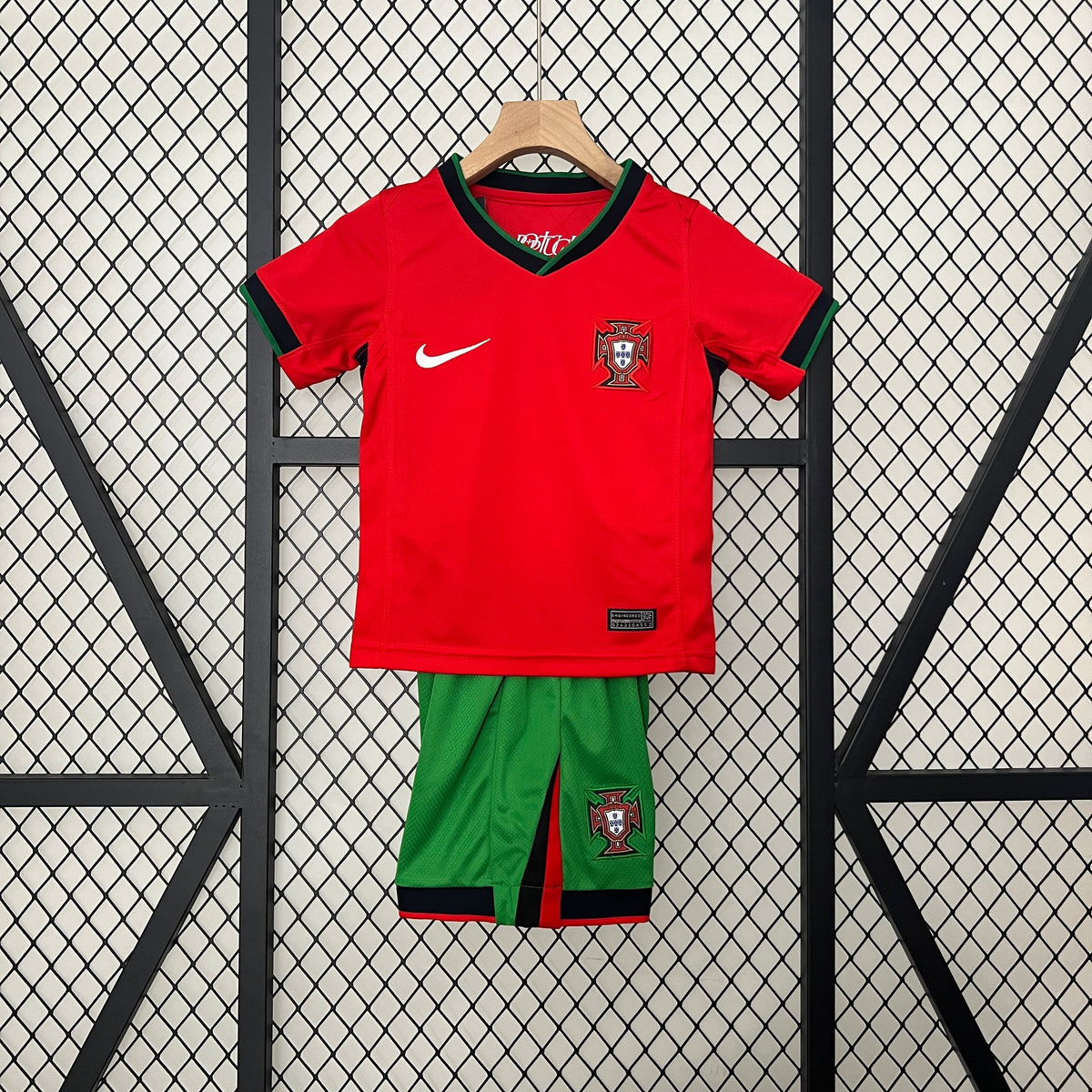 Kit Infantil Seleção Portugal Home 2024/25 - Nike Torcedor - Vermelha/Verde