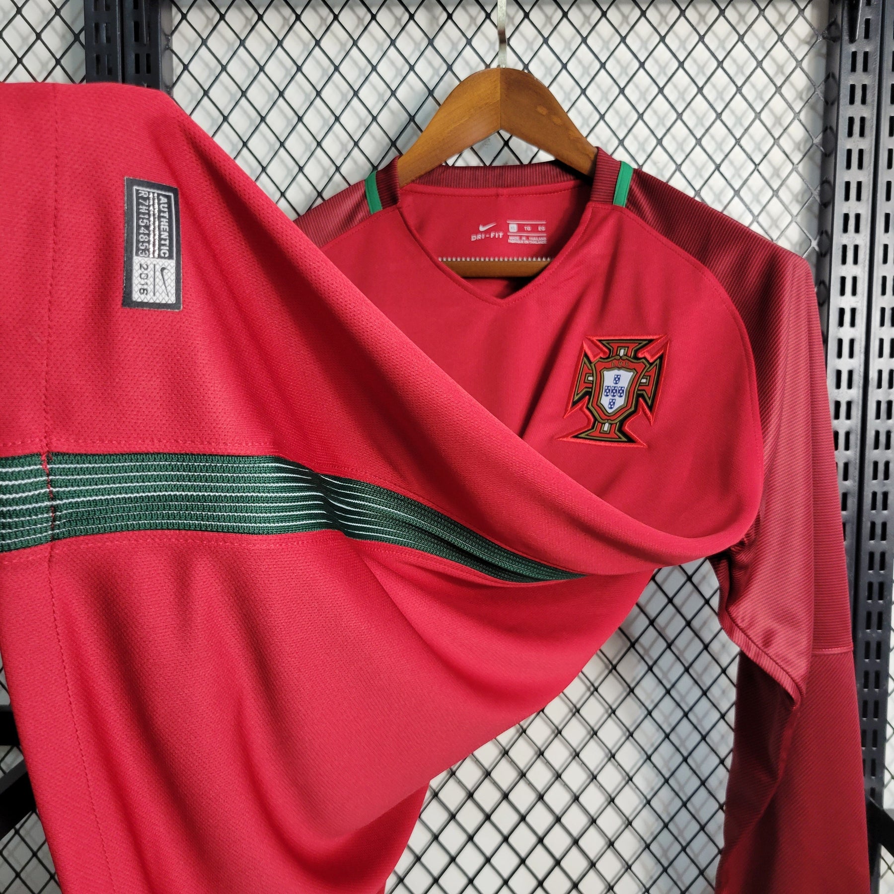 Camisa Seleção Portugal Manga Longa Home 2016/17 - Nike Retrô Masculina - Vermelha/Verde