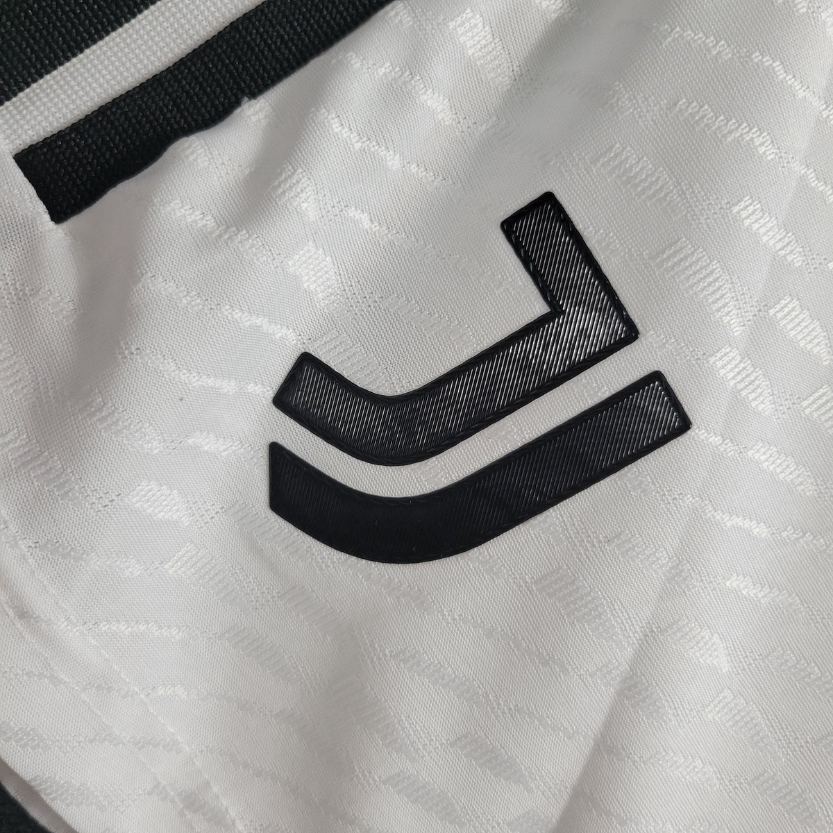 Shorts Juventus Away 2023/24 - Adidas Jogador Masculina - Branca/Preta