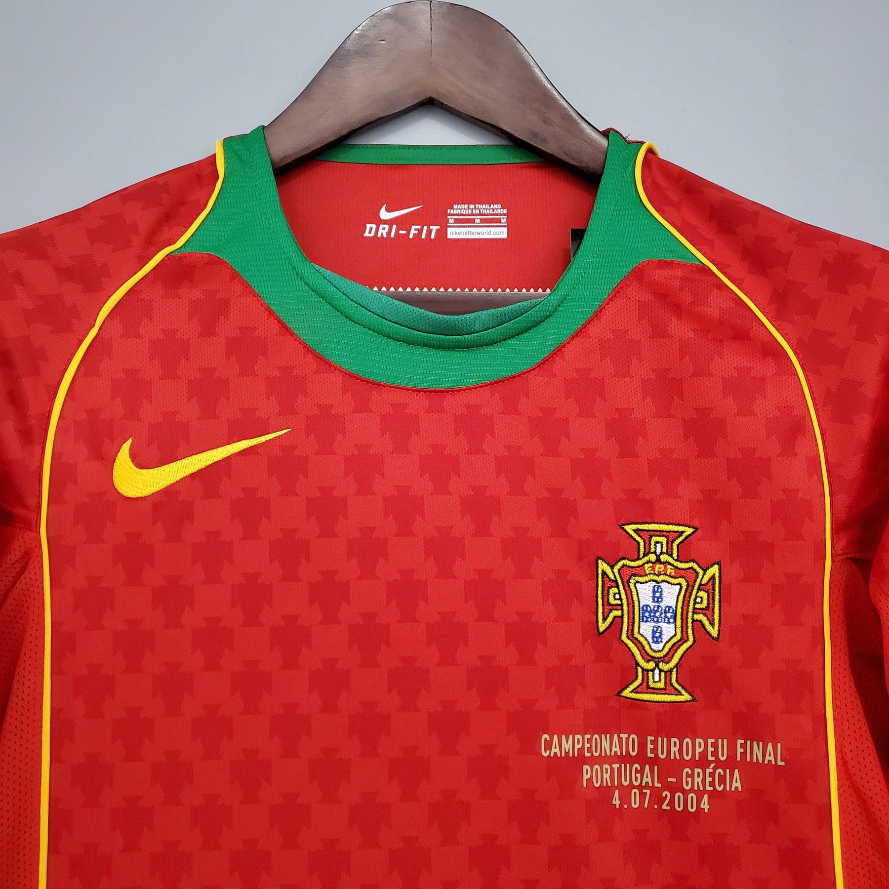 Camisa Seleção Portugal Home 2004/05 - Nike Retrô Masculina - Vermelha/Verde