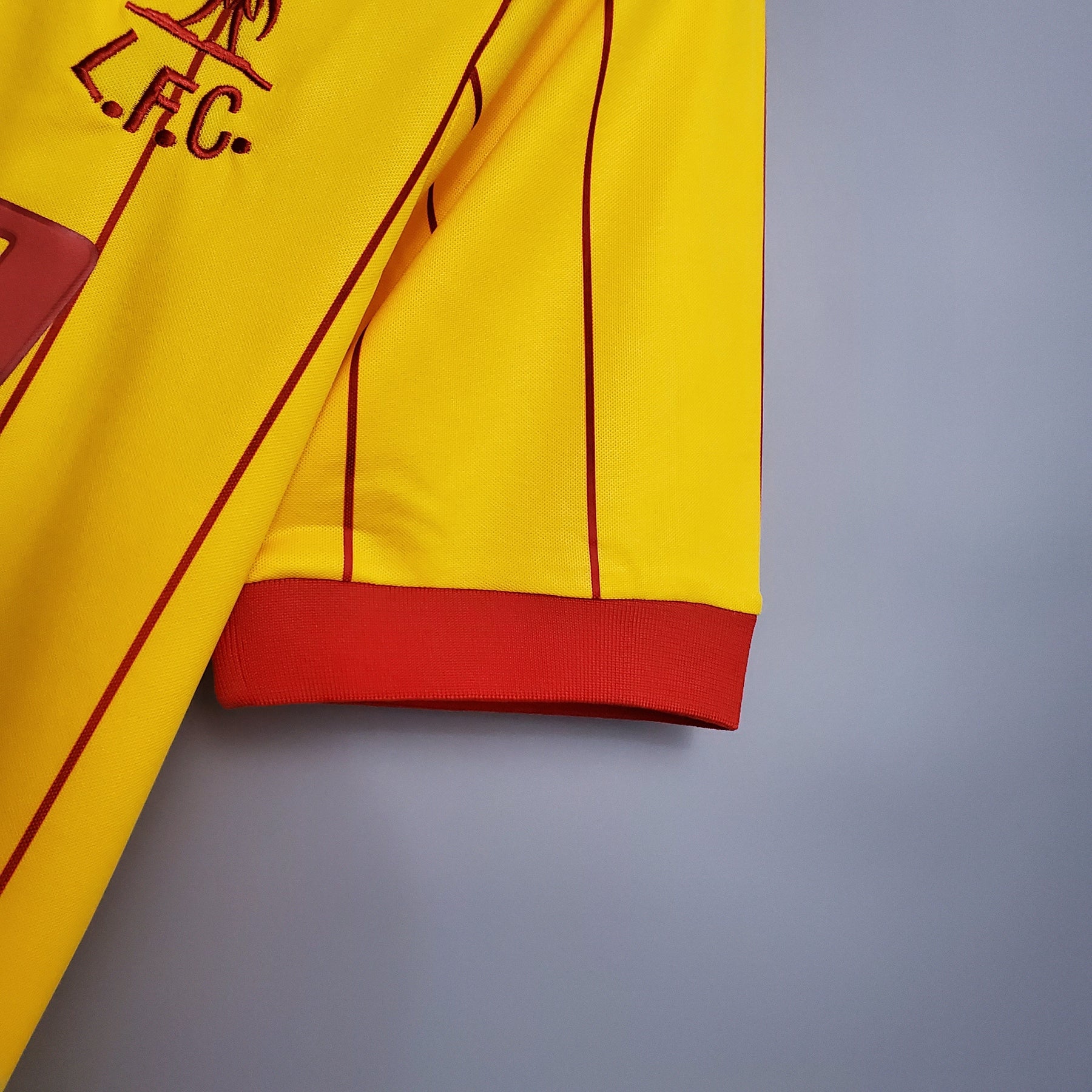 Camisa Liverpool Away 1984 - Umbro Retrô Masculina - Amarela/Vermelha