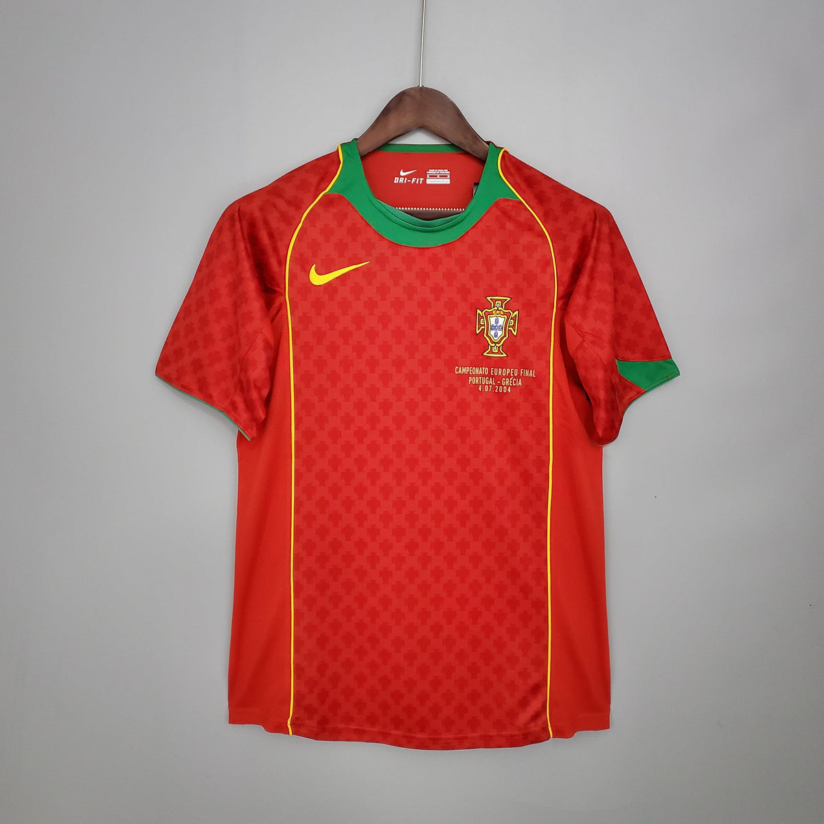 Camisa Seleção Portugal Home 2004/05 - Nike Retrô Masculina - Vermelha/Verde