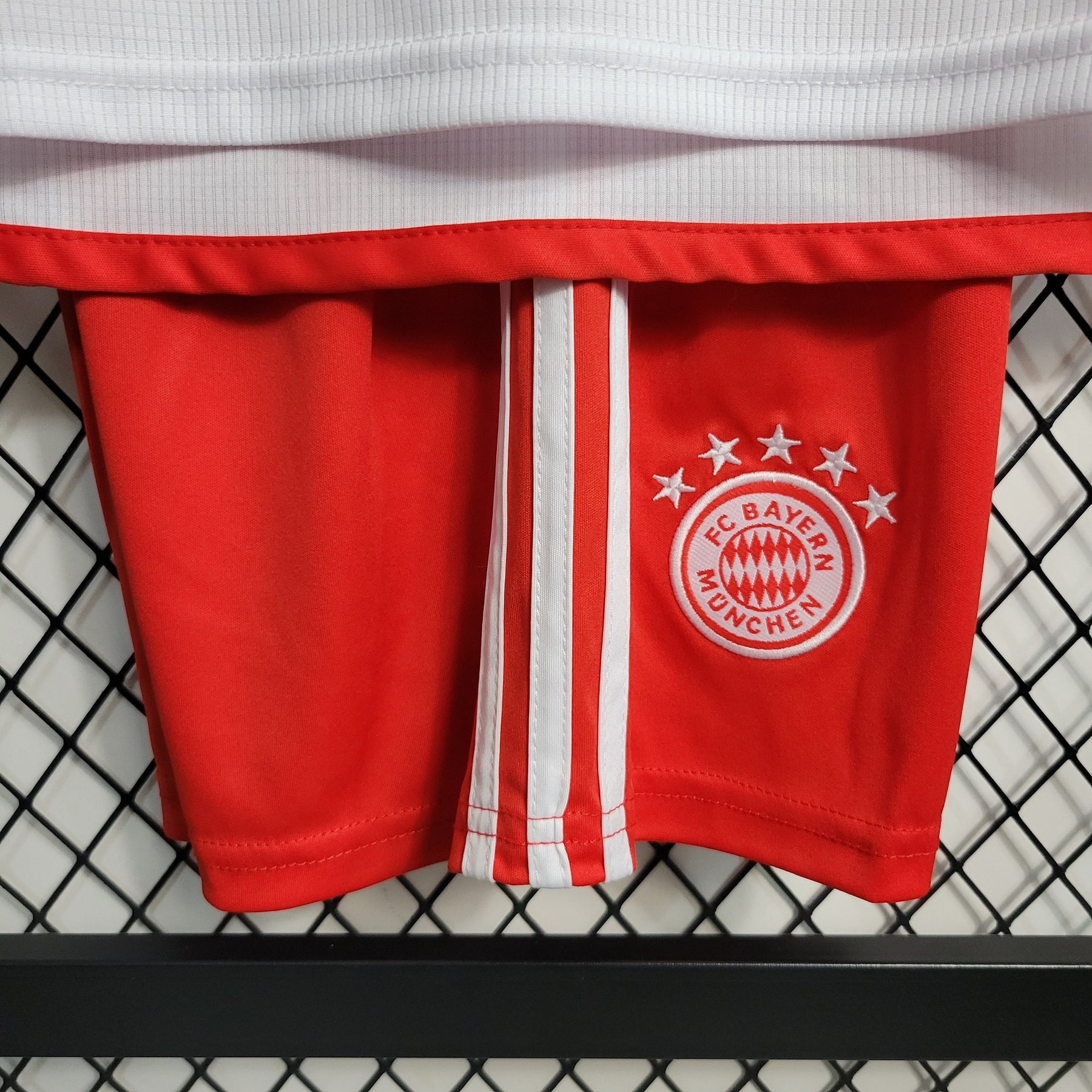 Kit Infantil Bayern de Munchen Home 2023/24 - Adidas Torcedor - Branca/Vermelha