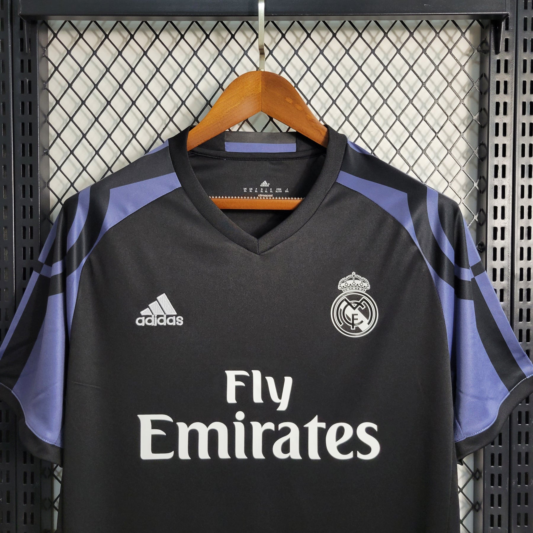 Camisa Real Madrid Third 2016/17 - Adidas Retrô Masculina - Preta/Lilás