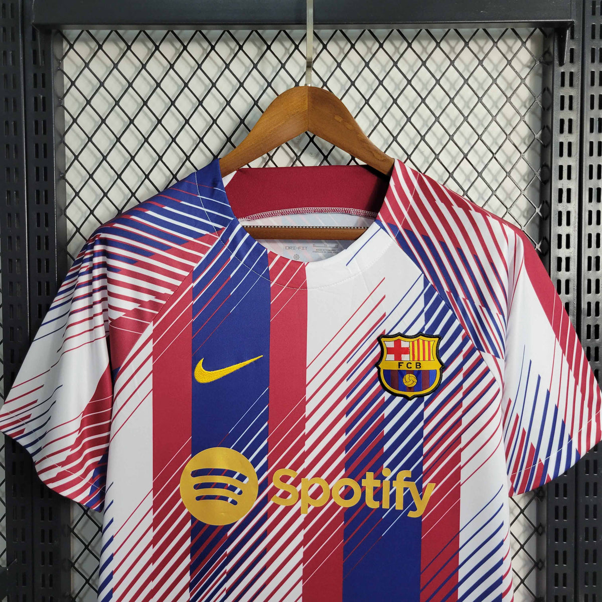 Camisa Barcelona Treino 2023/24 - Nike Torcedor Masculina - Branca/Vermelha