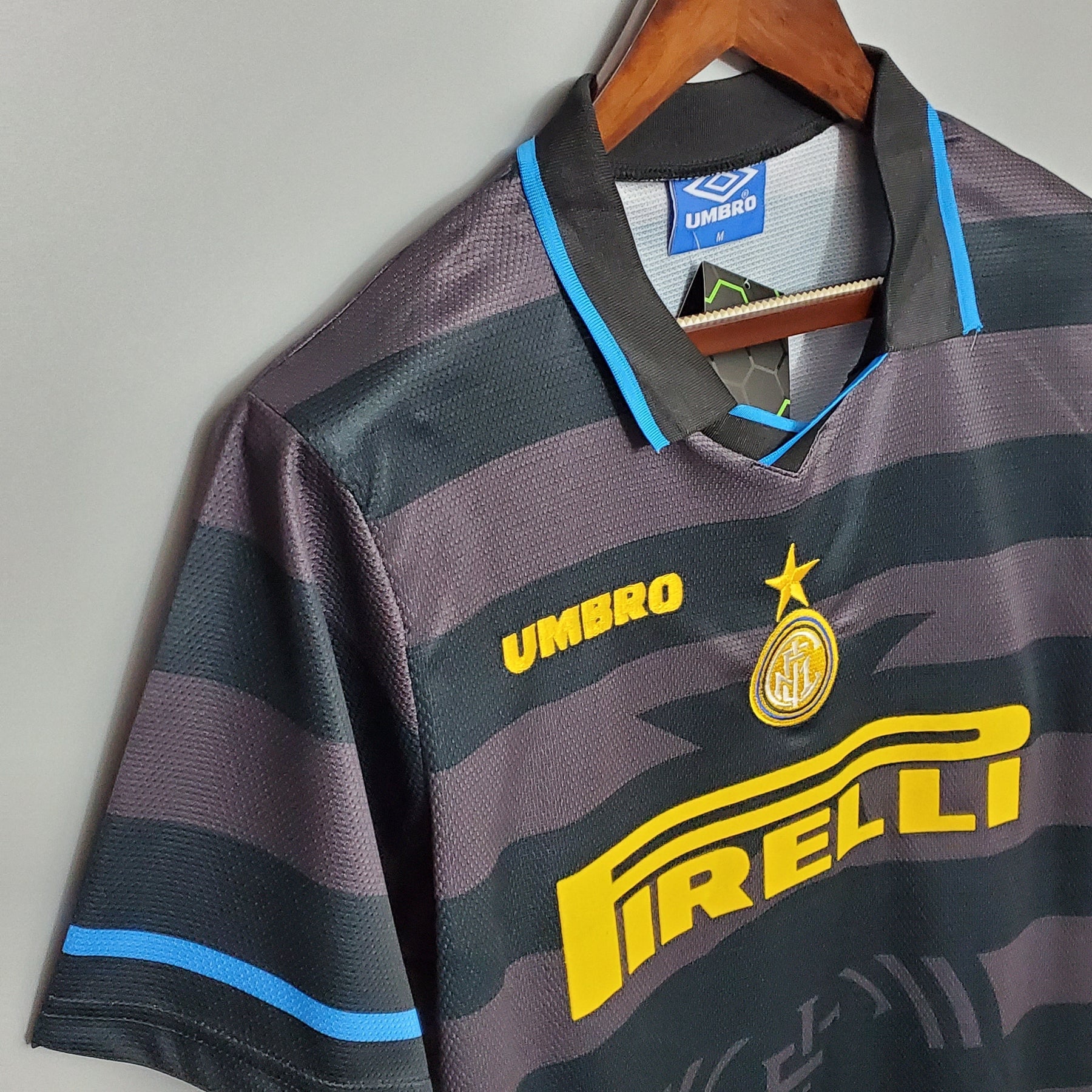 Camisa Inter de Milão Away 1997/98 - Umbro Retrô Masculina - Preta/Azul