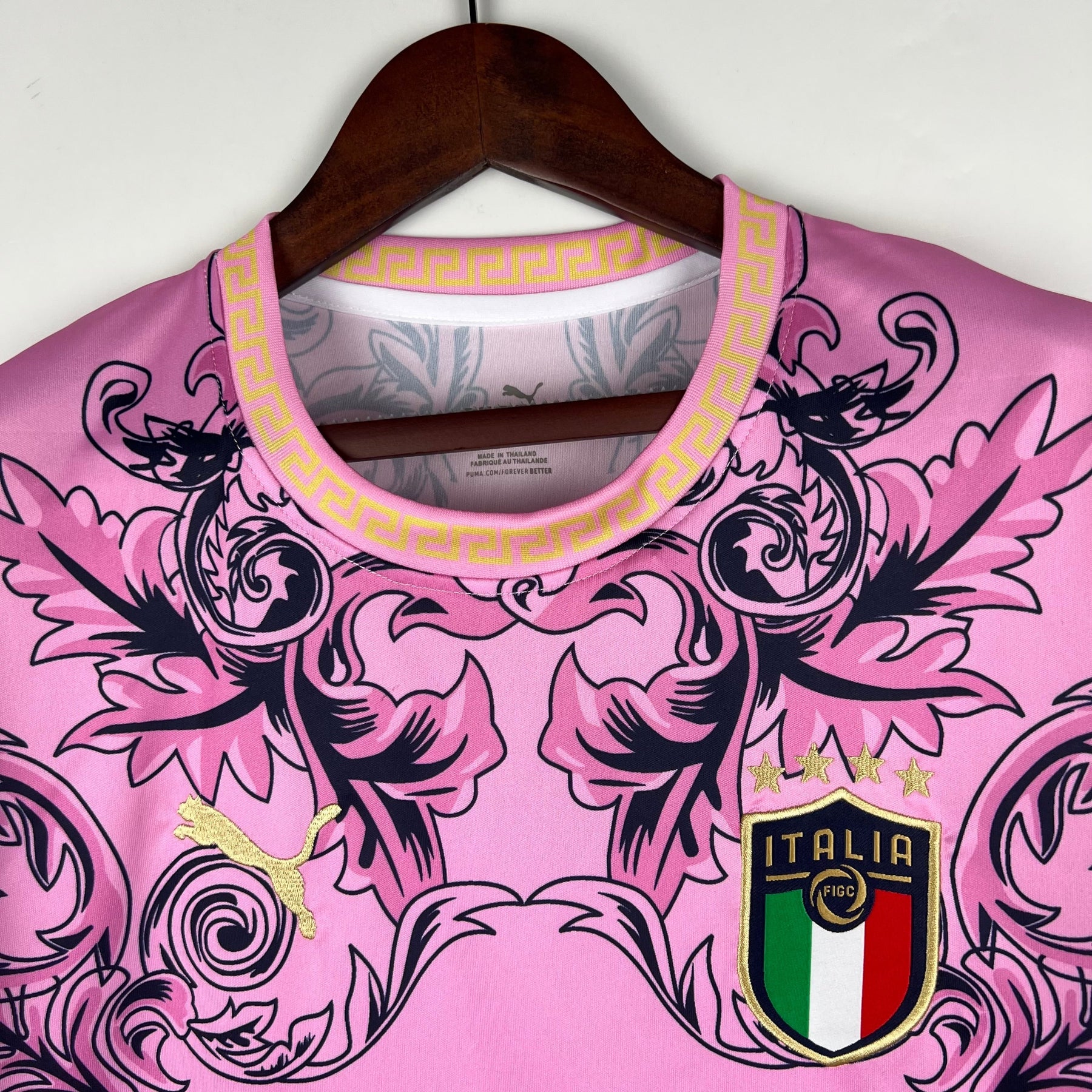 Camisa Seleção Itália Edição Especial Versace 2023/24 - Puma Torcedor Masculina - Rosa/Preta