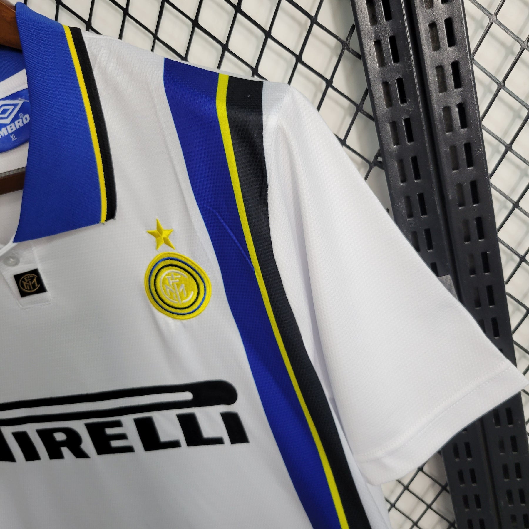 Camisa Inter de Milão Away 1997/98 - Umbro Retrô Masculina - Branca/Azul