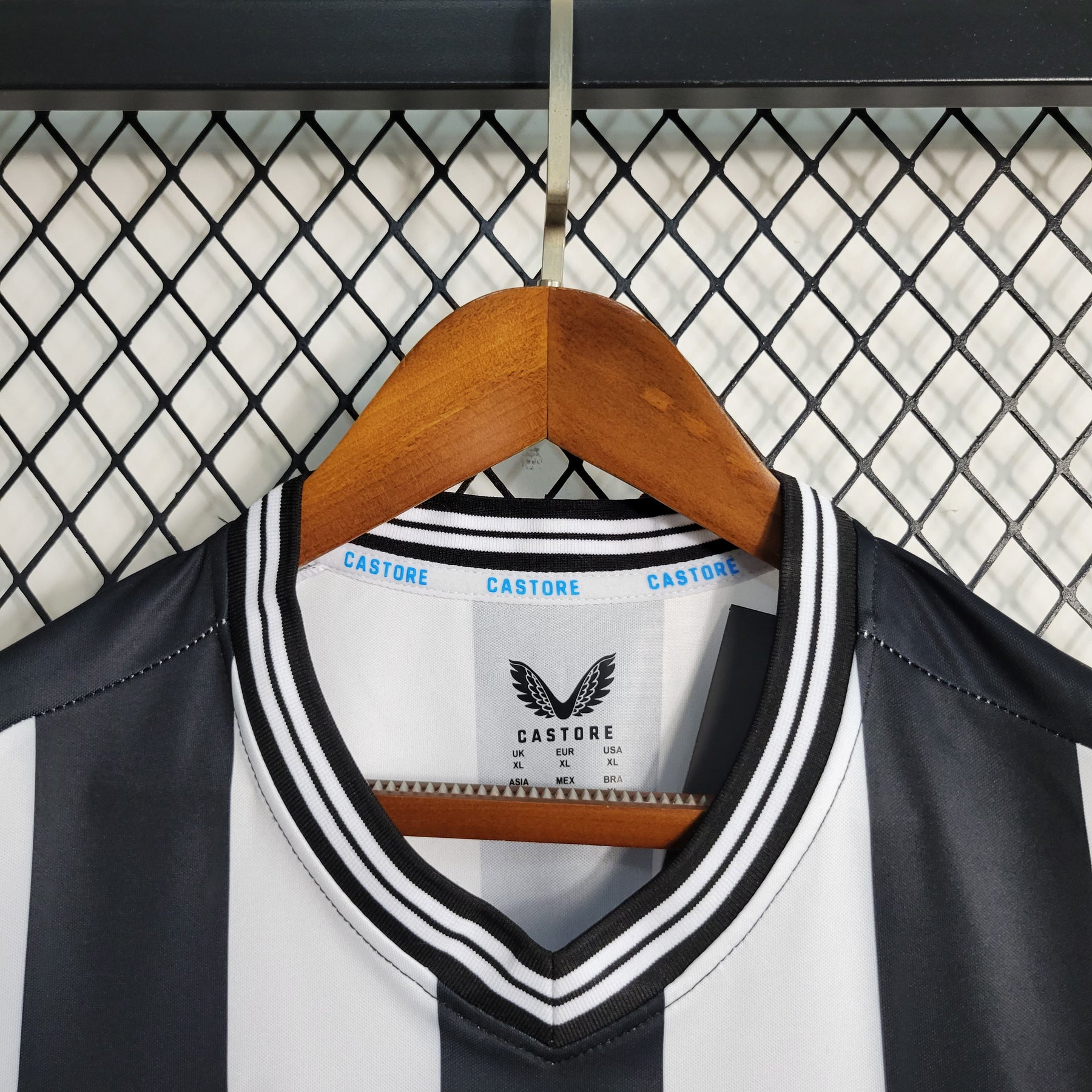 Camisa NewCastle Home 2023/24 - Castore Torcedor Masculina - Preta/Branca