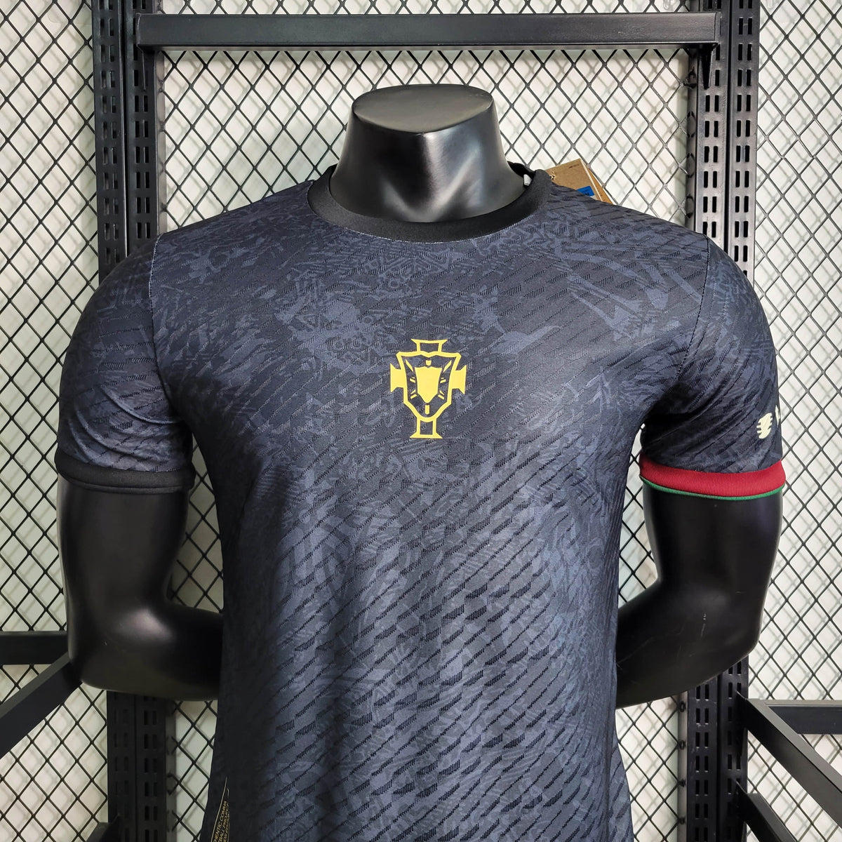 Camisa Seleção Portugal Edição Especial CR7 23/2024 - Goat Jogador Masculina - Preta/Vermelha