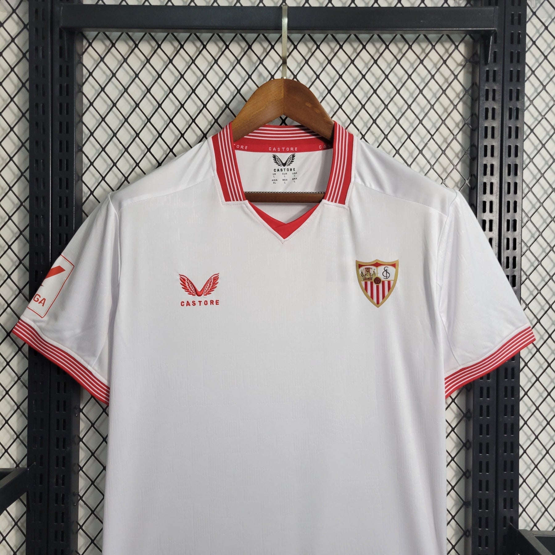 Camisa Sevilla Home 2023/24 - Castore Torcedor Masculina - Branca/Vermelha