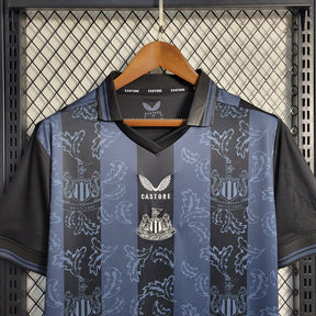 Camisa Newcastle United Edição Especial 130 Anos 2022/23 - Castore Torcedor Masculina - Preta/Azul