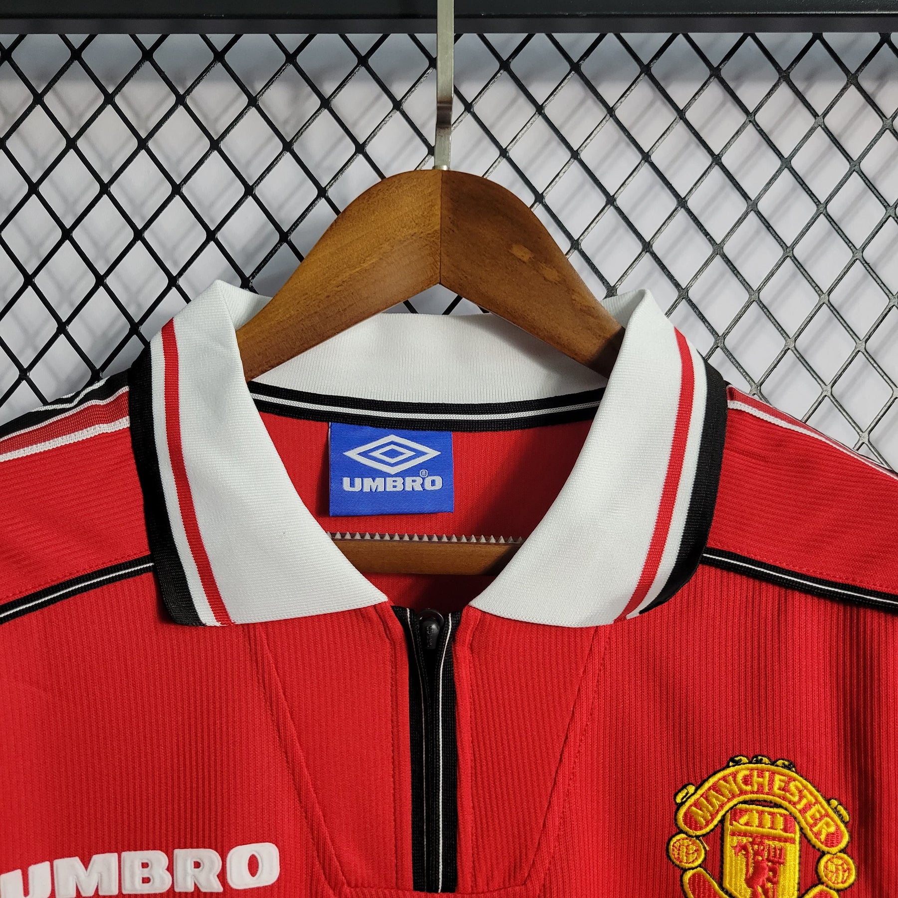 Camisa Manga Longa Manchester United Home 1998/99 - Umbro Retrô Masculina - Vermelha/Branca