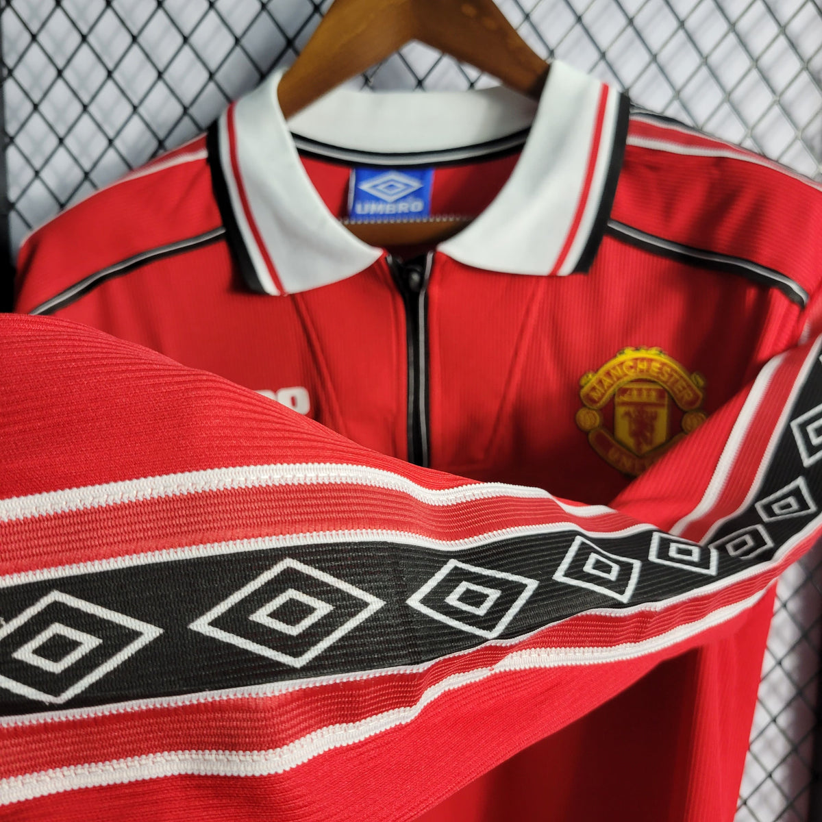 Camisa Manga Longa Manchester United Home 1998/99 - Umbro Retrô Masculina - Vermelha/Branca