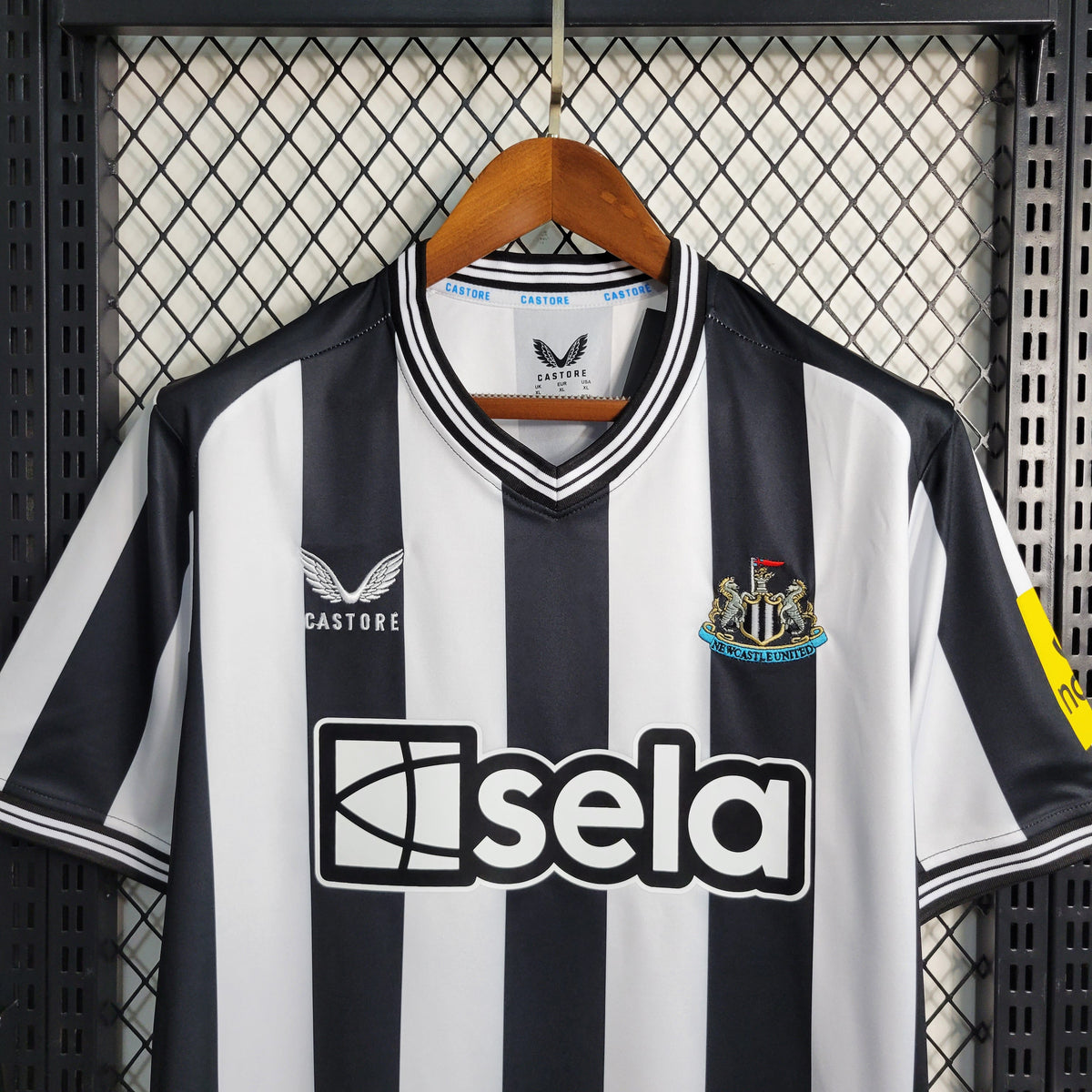 Camisa NewCastle Home 2023/24 - Castore Torcedor Masculina - Preta/Branca