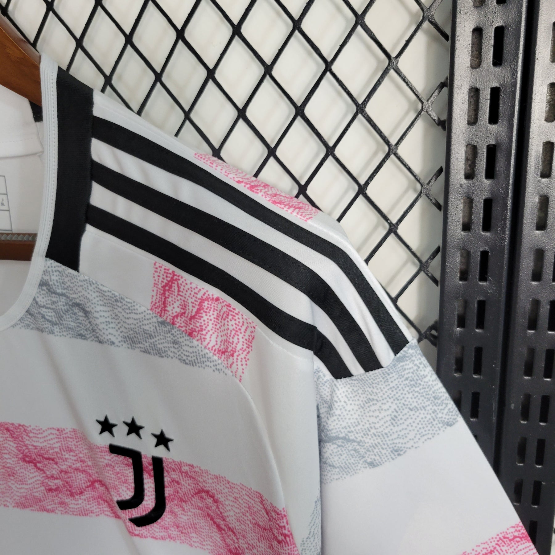 Camisa Juventus Away 2023/24 - Adidas Torcedor Masculina - Branca/Rosa