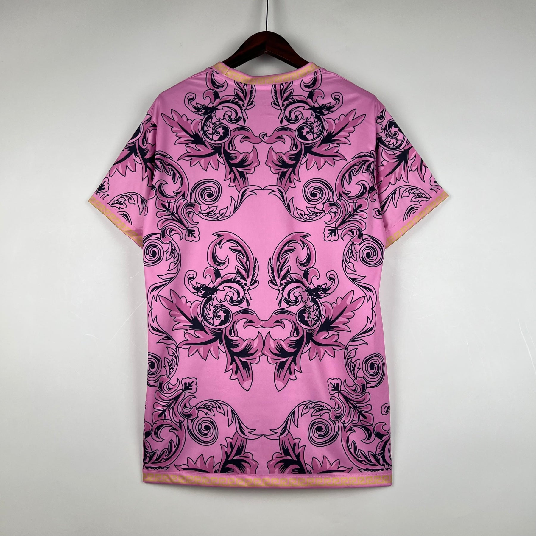 Camisa Seleção Itália Edição Especial Versace 2023/24 - Puma Torcedor Masculina - Rosa/Preta