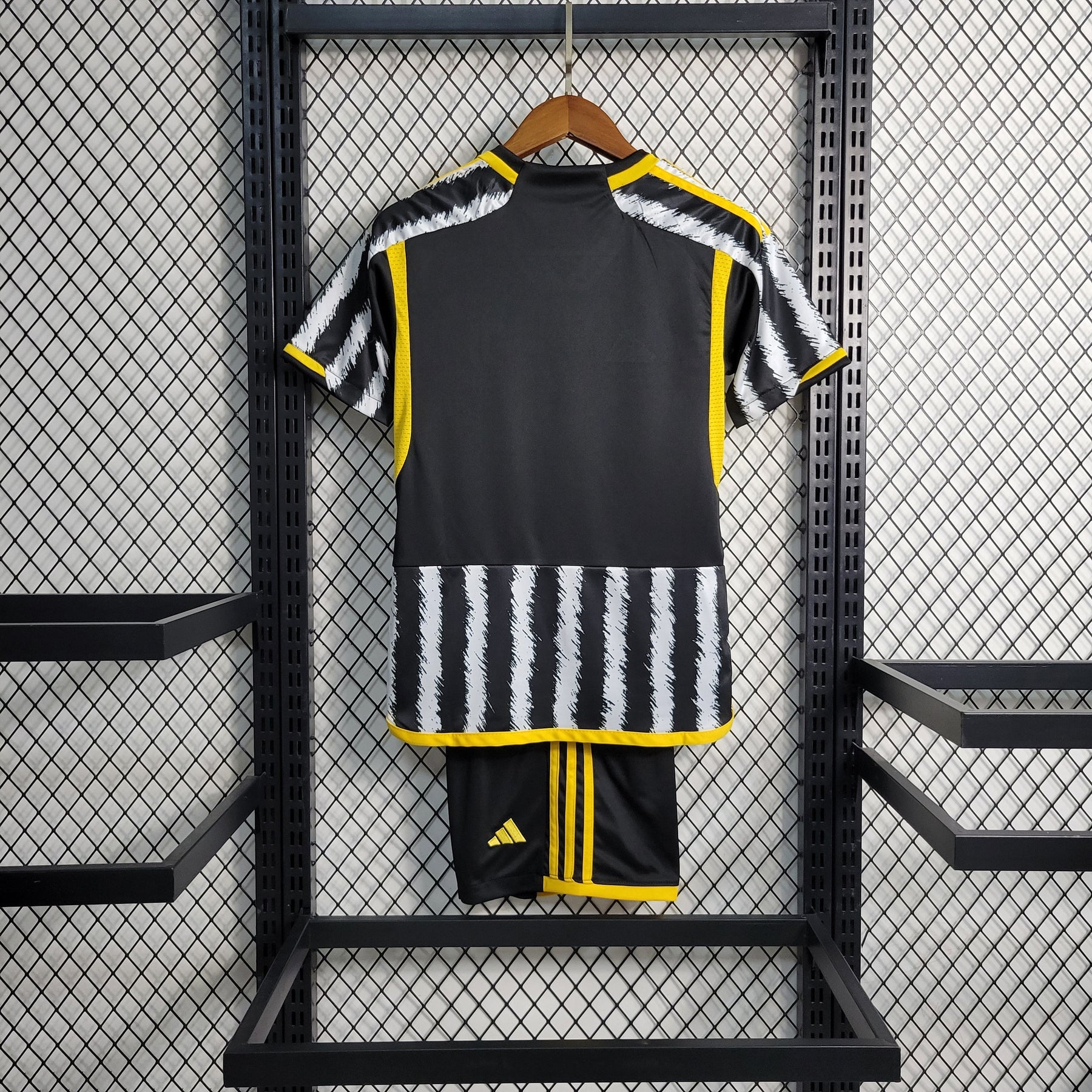 Kit Infantil Juventus Home 2023/24 - Adidas Torcedor - Branca/Preta