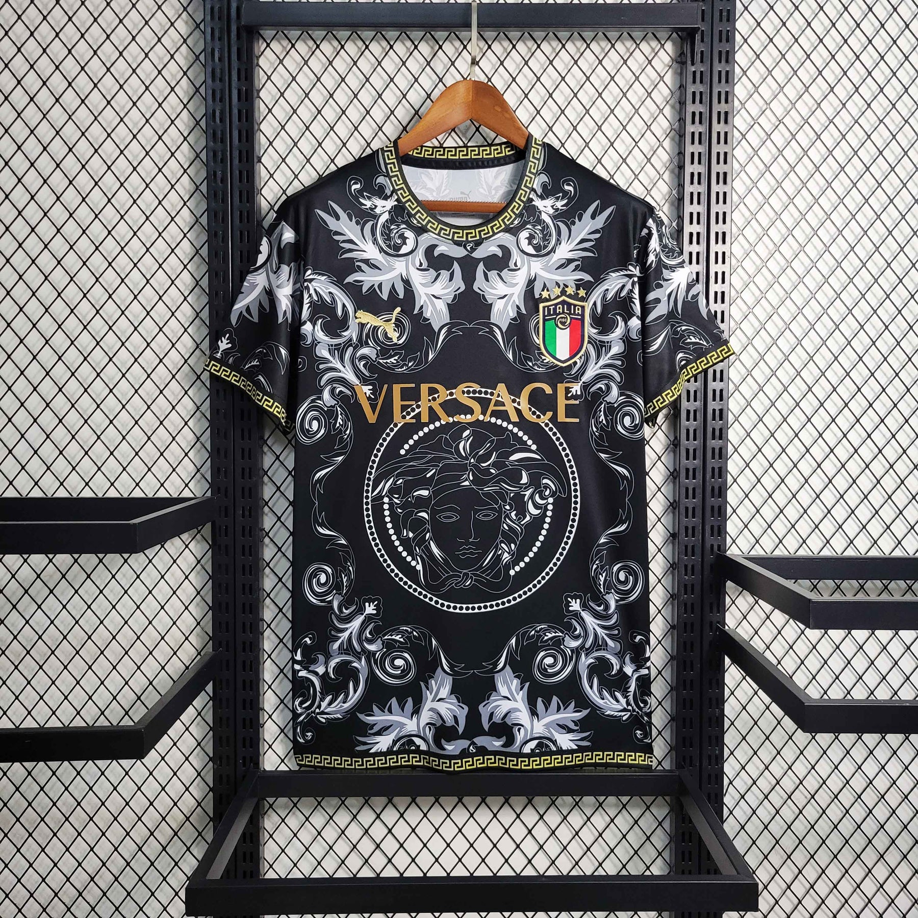 Camisa Seleção Itália Edição Versace 2023/24 - Puma Torcedor Masculina - Preta/Branca