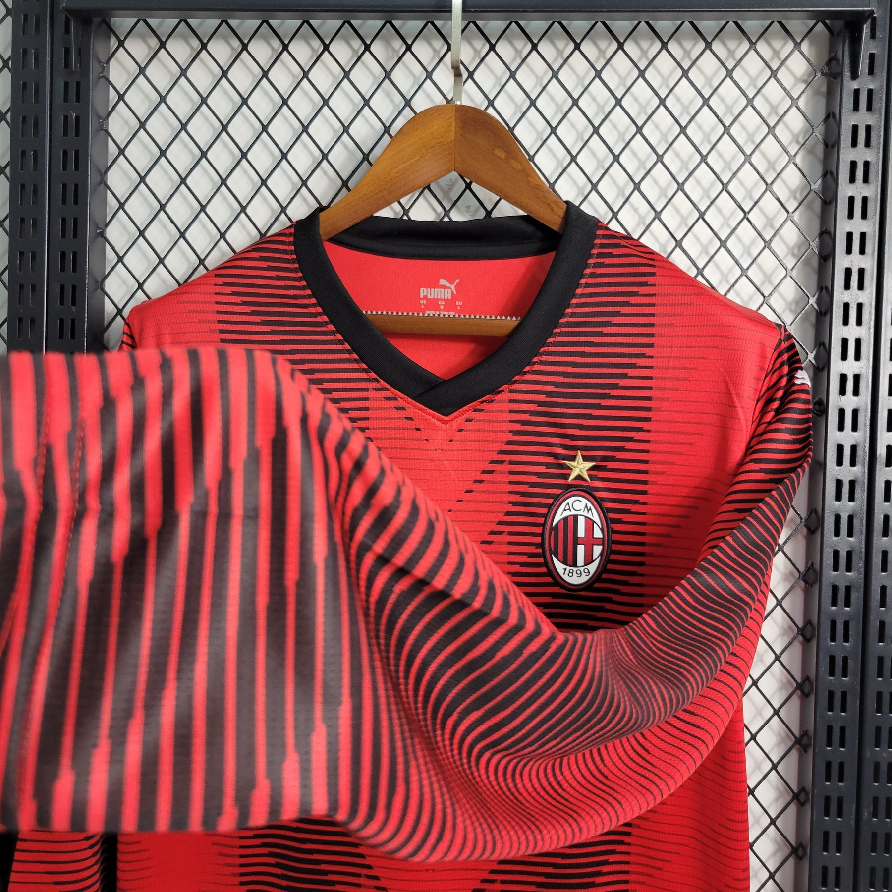 Camisa Milan Manga Longa Home 2023/24 - Puma Torcedor Masculina - Vermelha/Preta