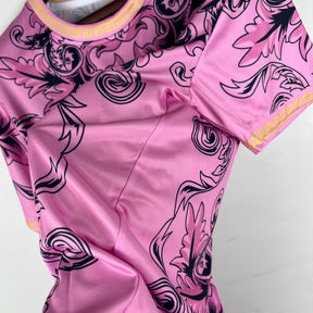 Camisa Seleção Itália Edição Especial Versace 2023/24 - Puma Torcedor Masculina - Rosa/Preta