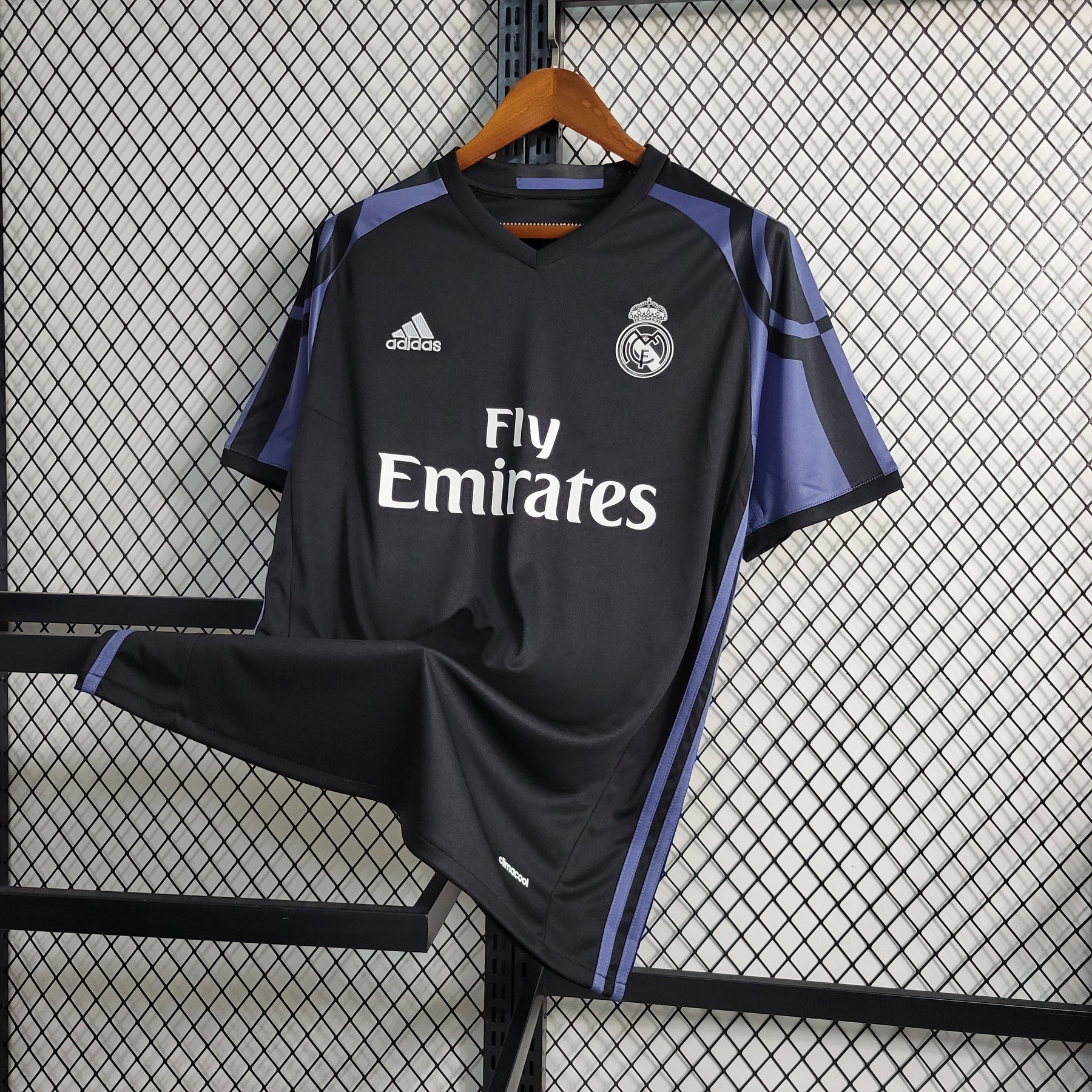 Camisa Real Madrid Third 2016/17 - Adidas Retrô Masculina - Preta/Lilás