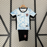 Kit Infantil Seleção Portugal Away 2024/25 - Nike Torcedor - Branca/Azul