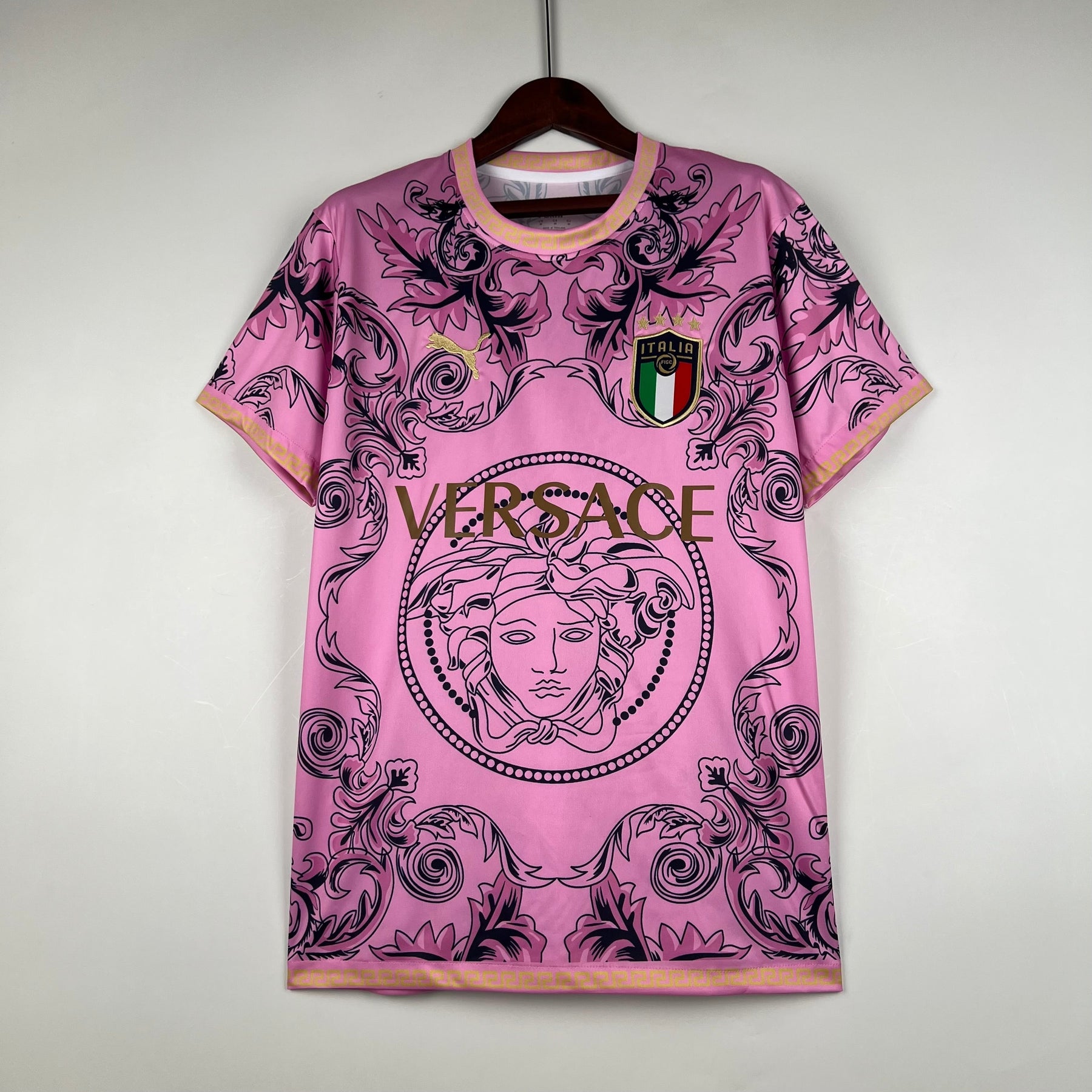 Camisa Seleção Itália Edição Especial Versace 2023/24 - Puma Torcedor Masculina - Rosa/Preta