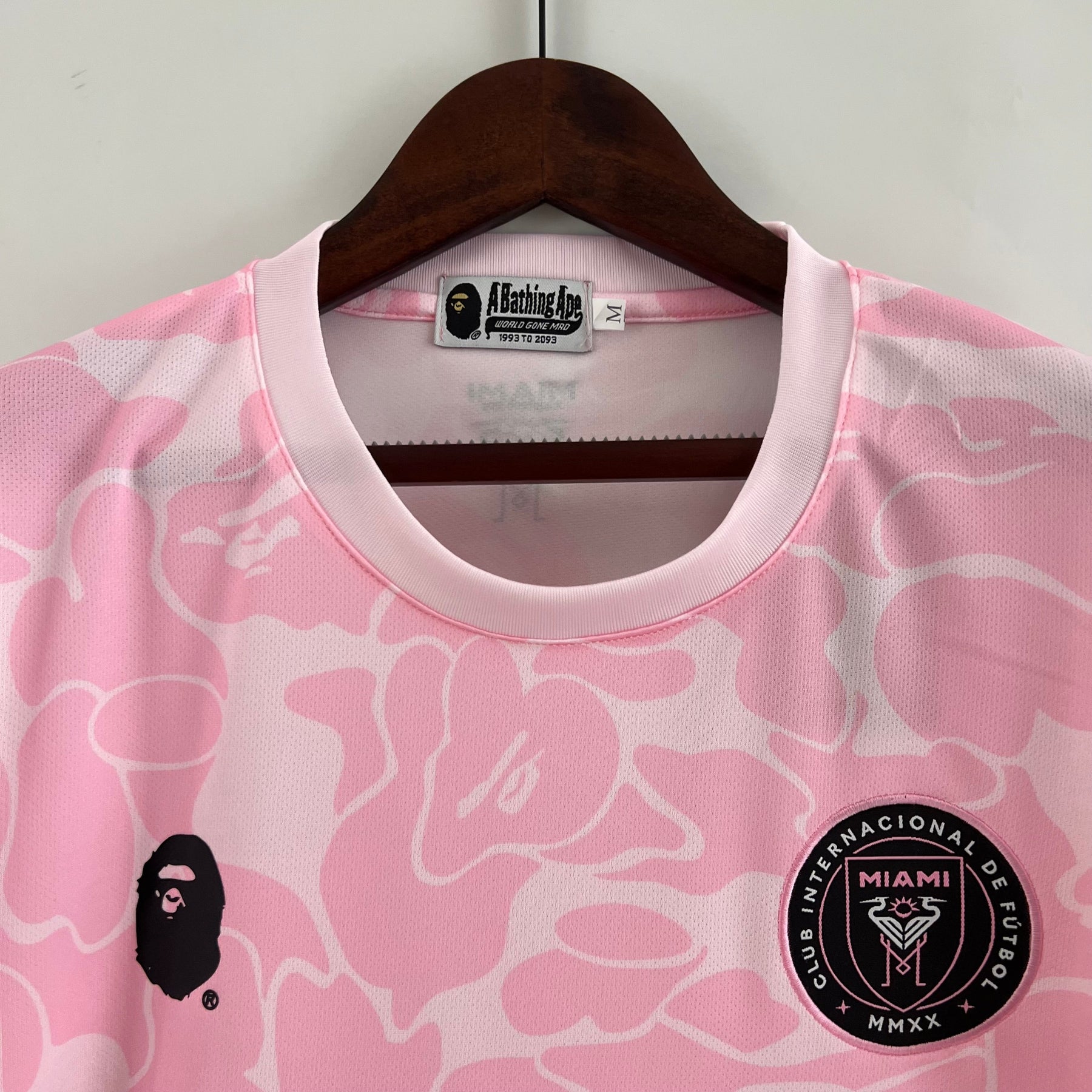 Camisa Inter Miami Edição Especial Bape 2023/24 - Bape Torcedor Masculina - Rosa/Branca