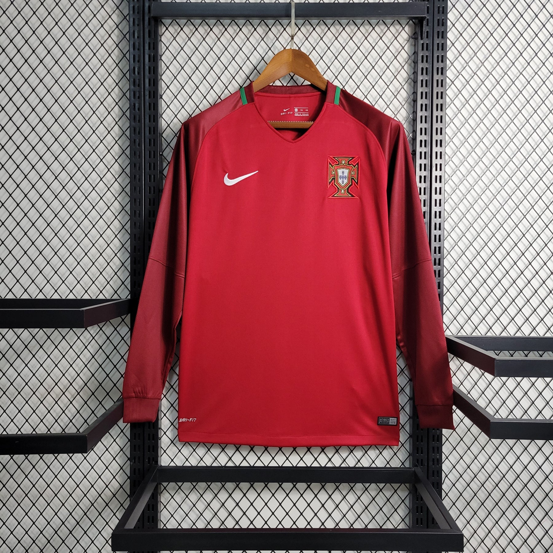 Camisa Seleção Portugal Manga Longa Home 2016/17 - Nike Retrô Masculina - Vermelha/Verde