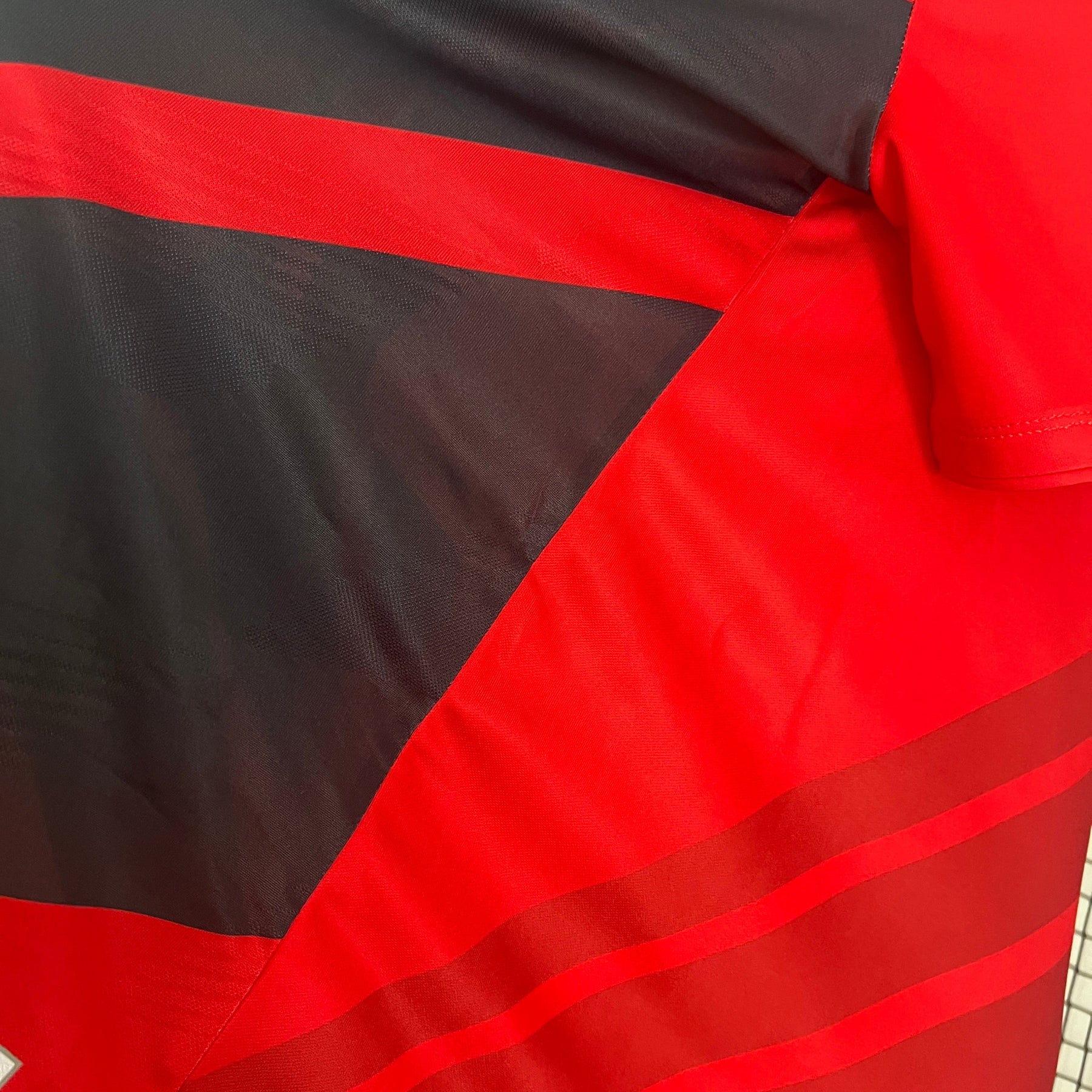 Camisa Atlético Paranaense Home 2024/25 - Umbro Torcedor Masculina - Vermelha/Preta