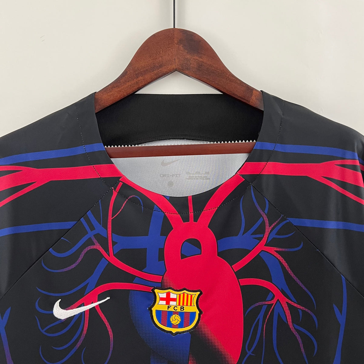 Camisa Barcelona 2023/24 - Nike Torcedor Masculina - Edição Especial Patta - Preta/Vermelha