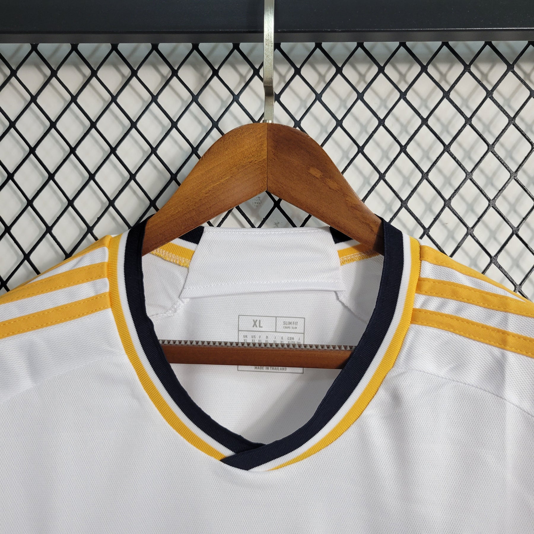 Camisa Manga Longa Real Madrid Home 2023/24 - Adidas Torcedor Masculina - Branca/Amarela