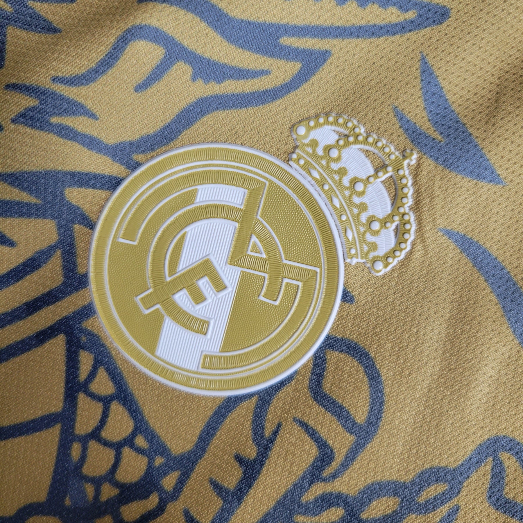 Camisa Real Madrid 2023/24 - Adidas Torcedor Masculina - Edição Especial Dragão - Caramelo/Branca