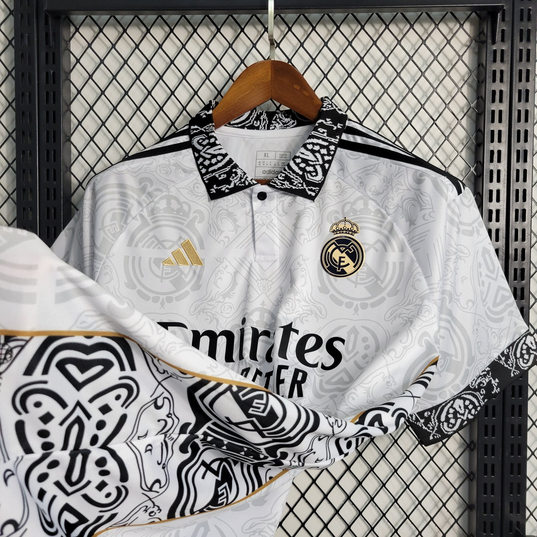 Camisa Real Madrid Edição Especial 2023/24 - Adidas Torcedor Masculina - Branca/Preta