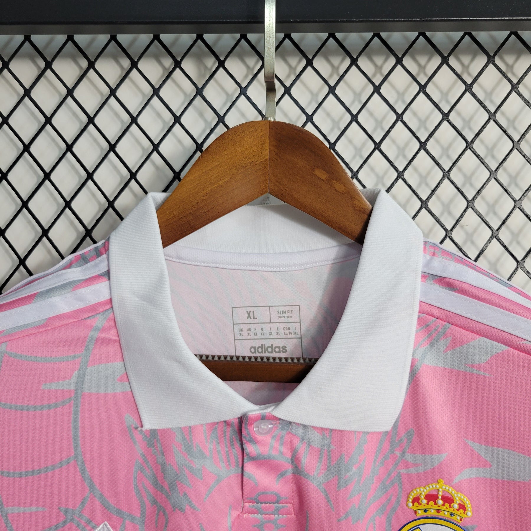 Camisa Real Madrid Edição Especial 2023/24 - Adidas Torcedor Masculina - Rosa/Branca