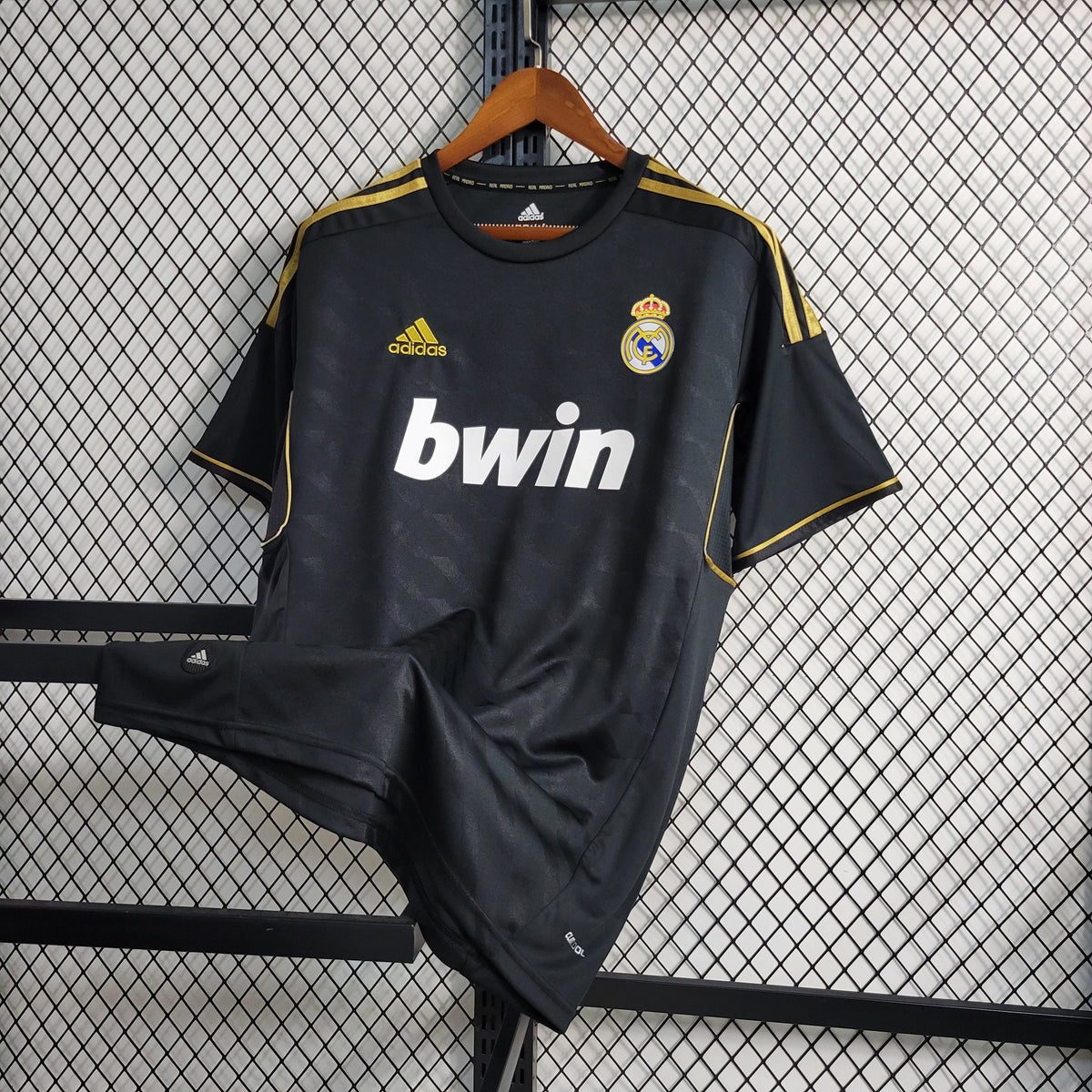 Camisa Real Madrid Away 2011/12 - Adidas Retrô Masculina - Preta/Dourada