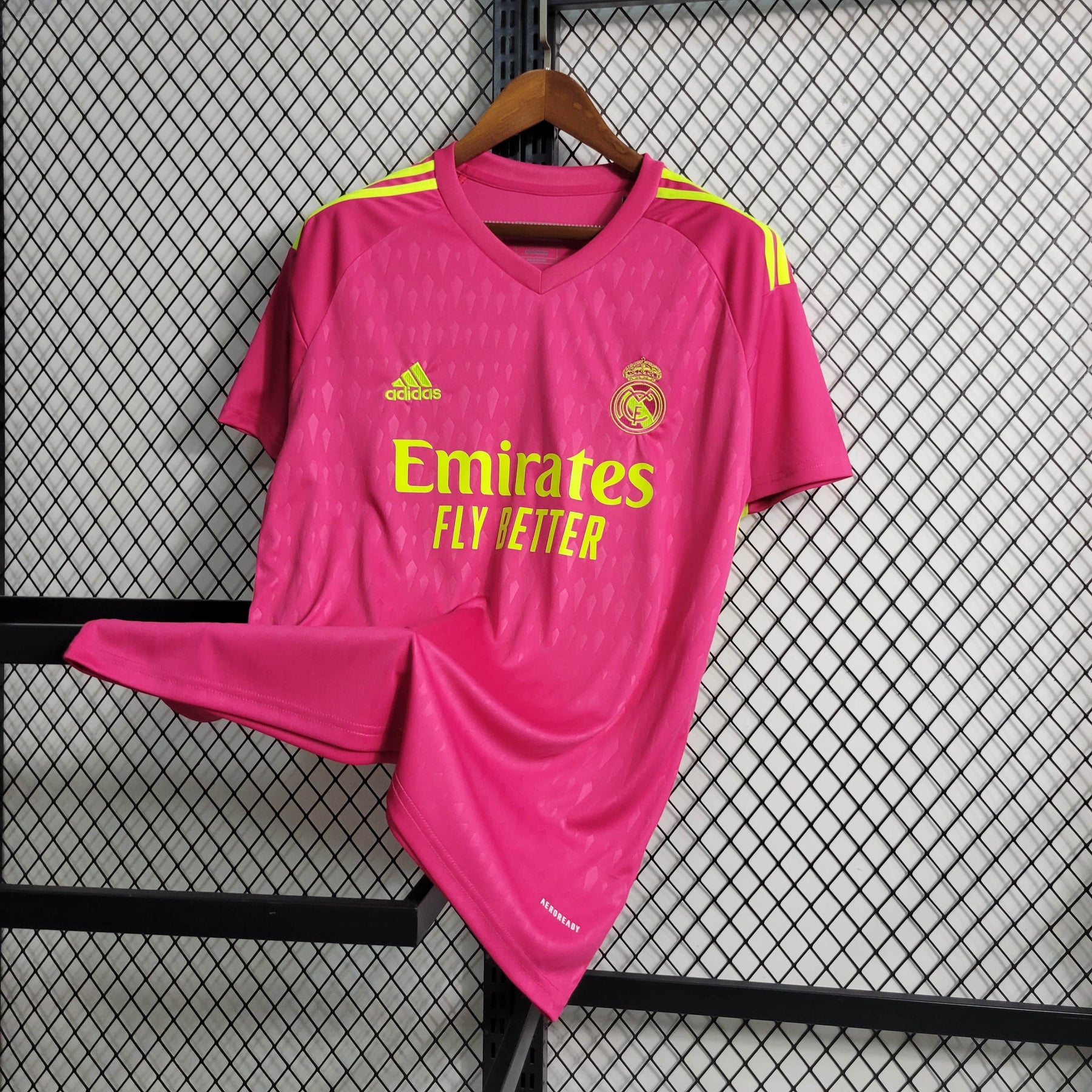 Camisa Real Madrid Goleiro 2023/24 - Adidas Torcedor Masculina - Rosa/Amarela