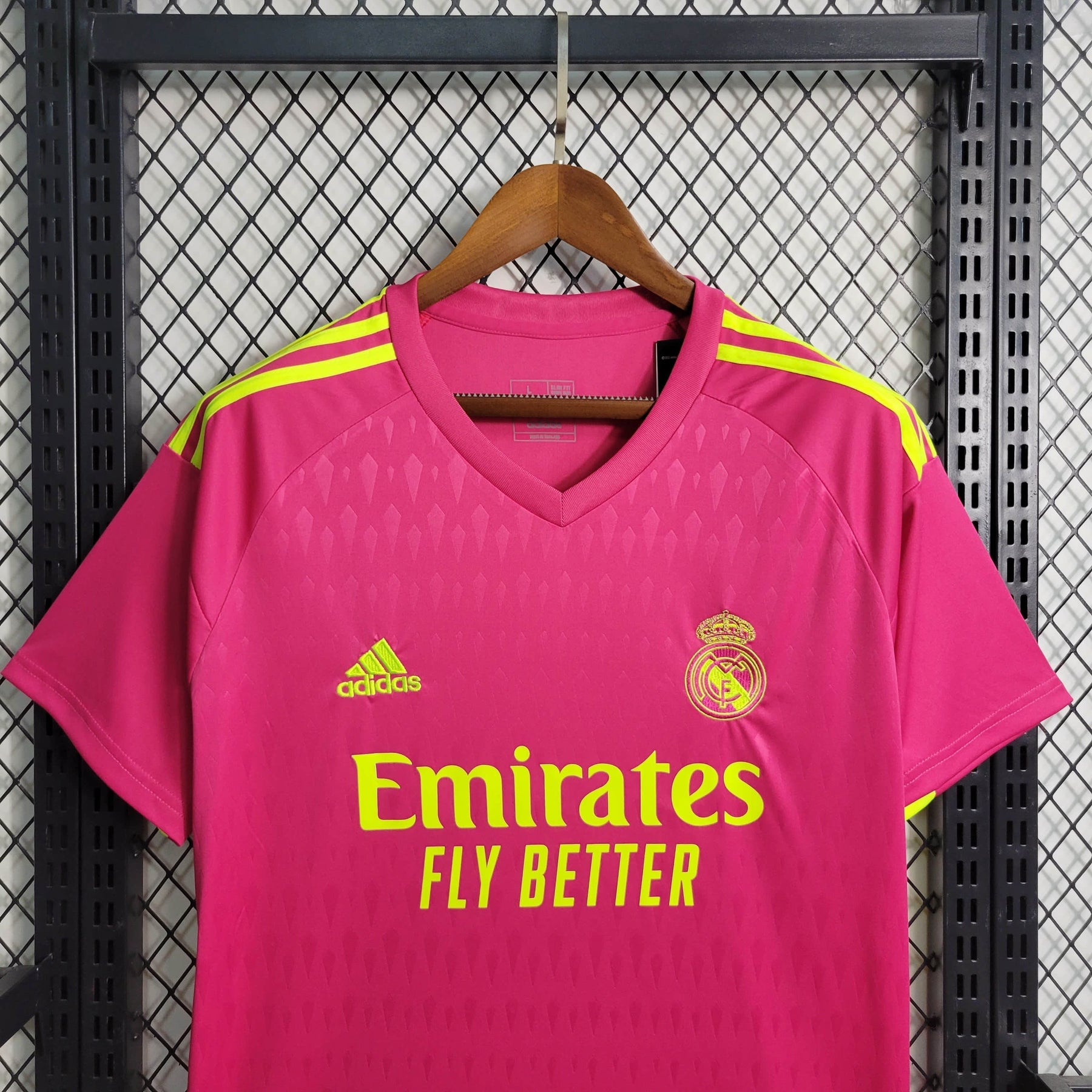 Camisa Real Madrid Goleiro 2023/24 - Adidas Torcedor Masculina - Rosa/Amarela