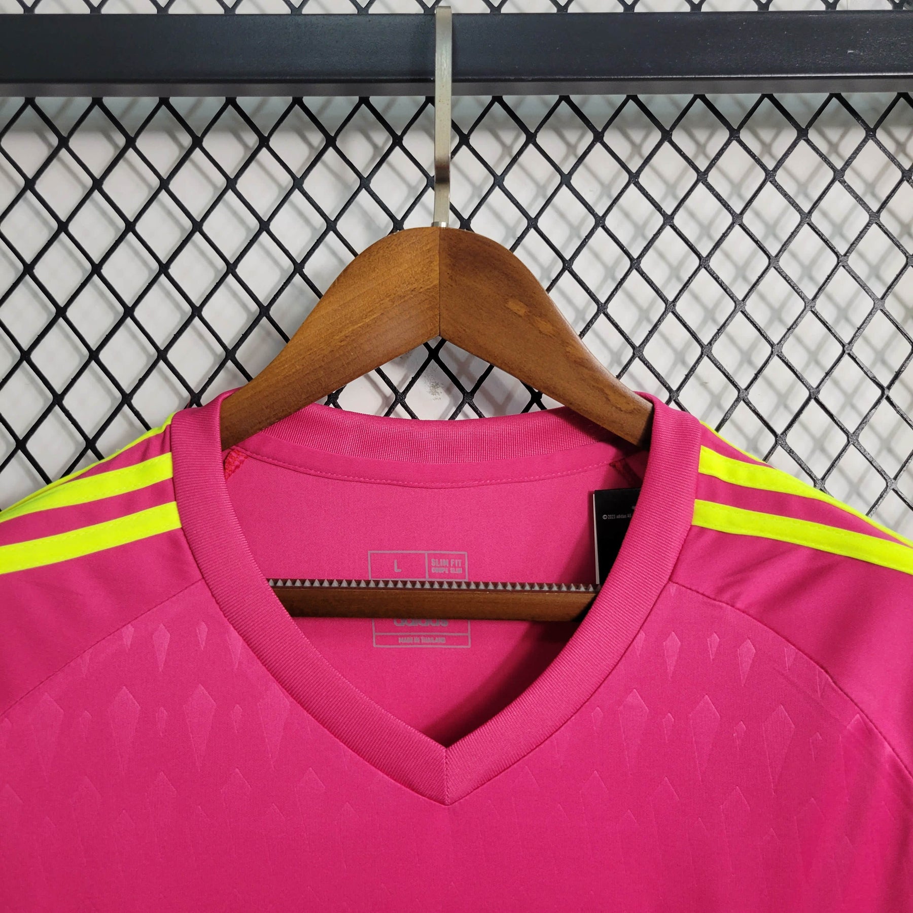 Camisa Real Madrid Goleiro 2023/24 - Adidas Torcedor Masculina - Rosa/Amarela