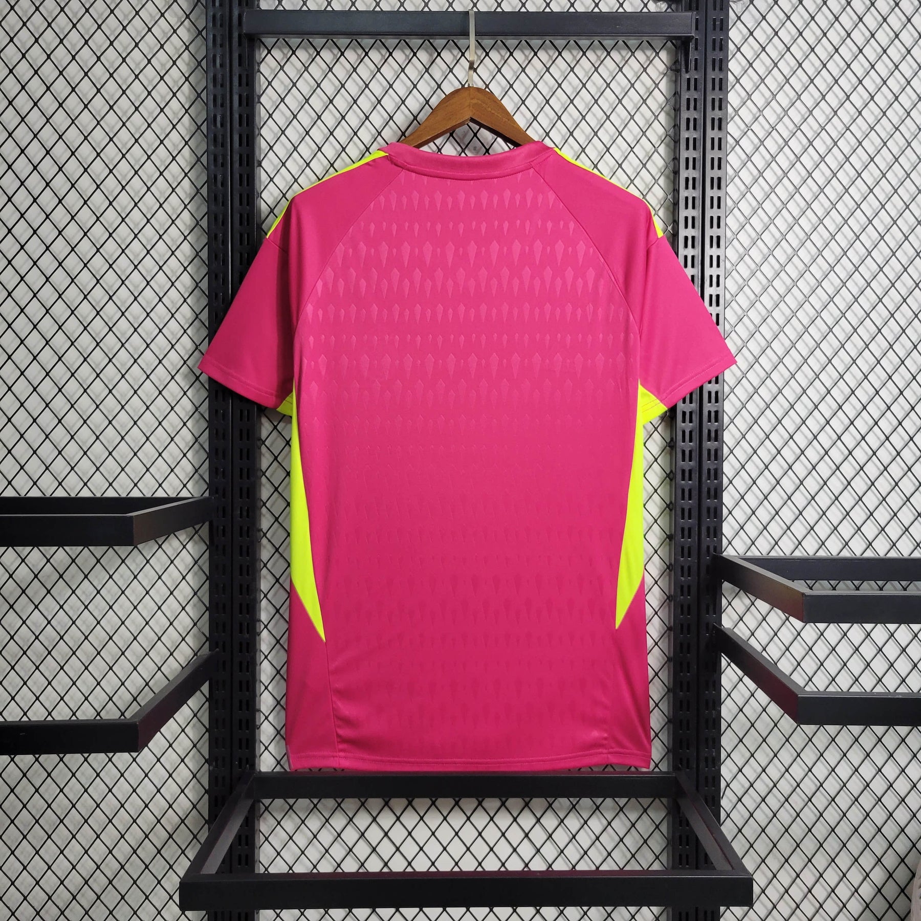 Camisa Real Madrid Goleiro 2023/24 - Adidas Torcedor Masculina - Rosa/Amarela