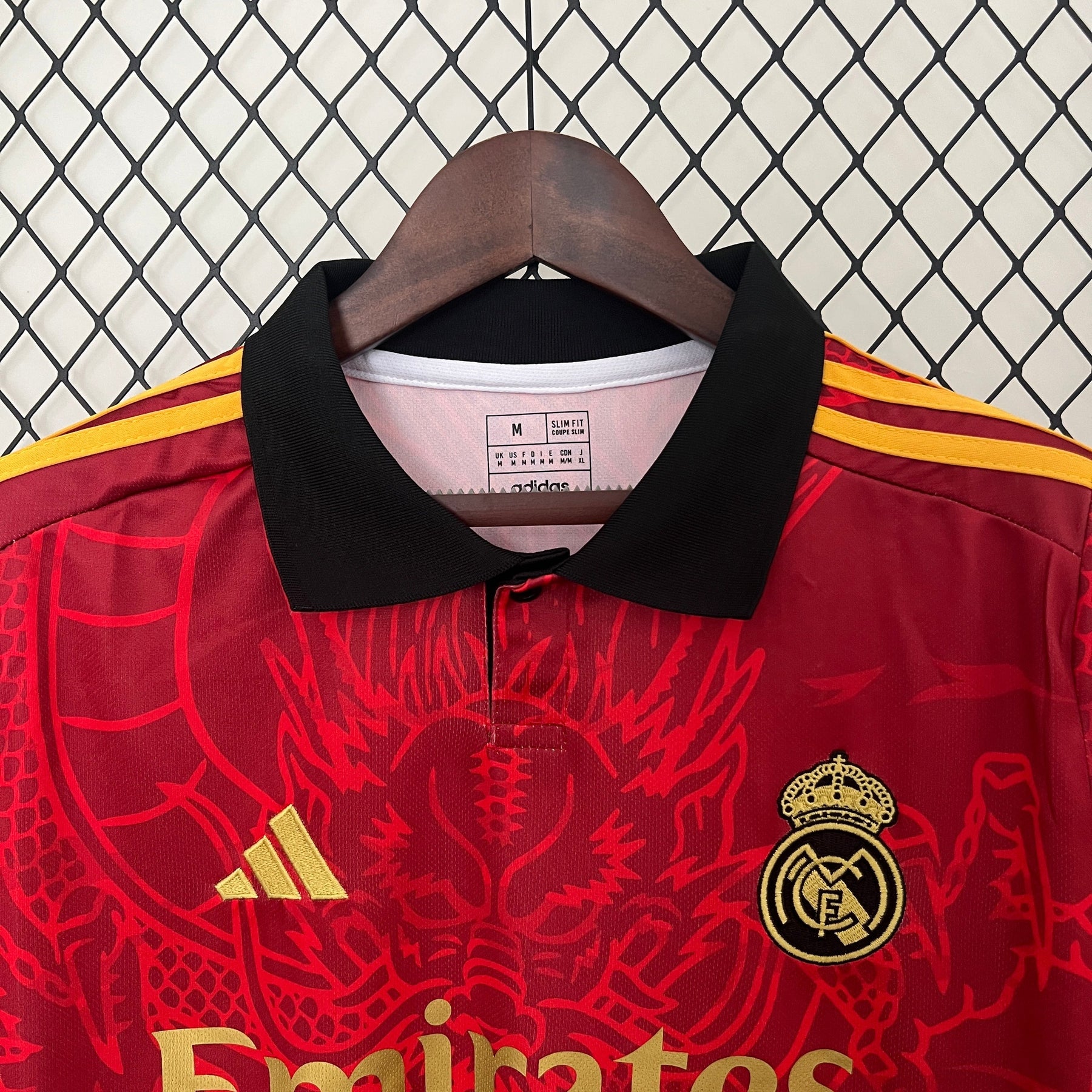 Camisa Real Madrid Edição Especial 2024/25 - Adidas Torcedor Masculina - Vermelha/Dourada