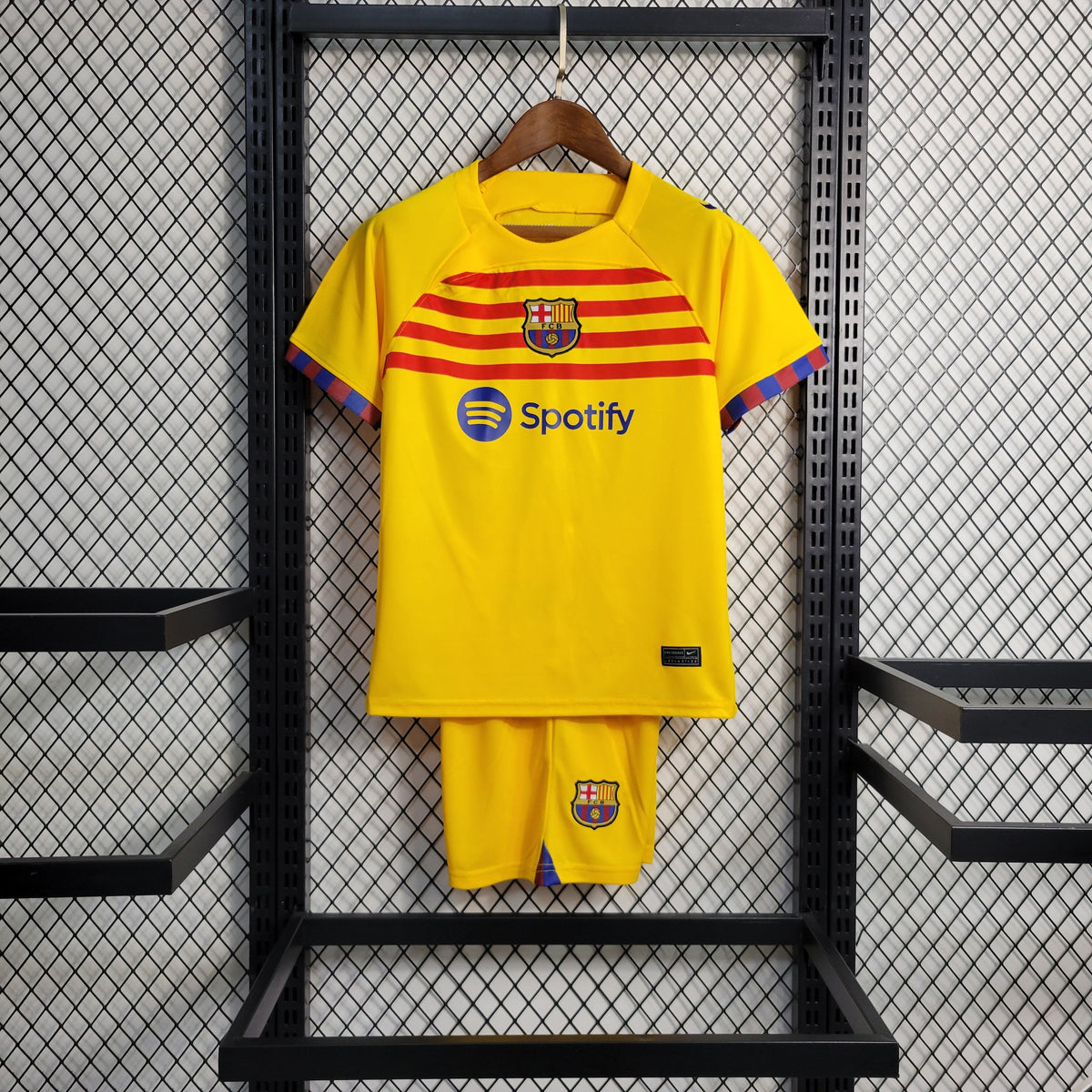 Kit Infantil Barcelona 2023/24 - Nike Torcedor - Amarela/Vermelha