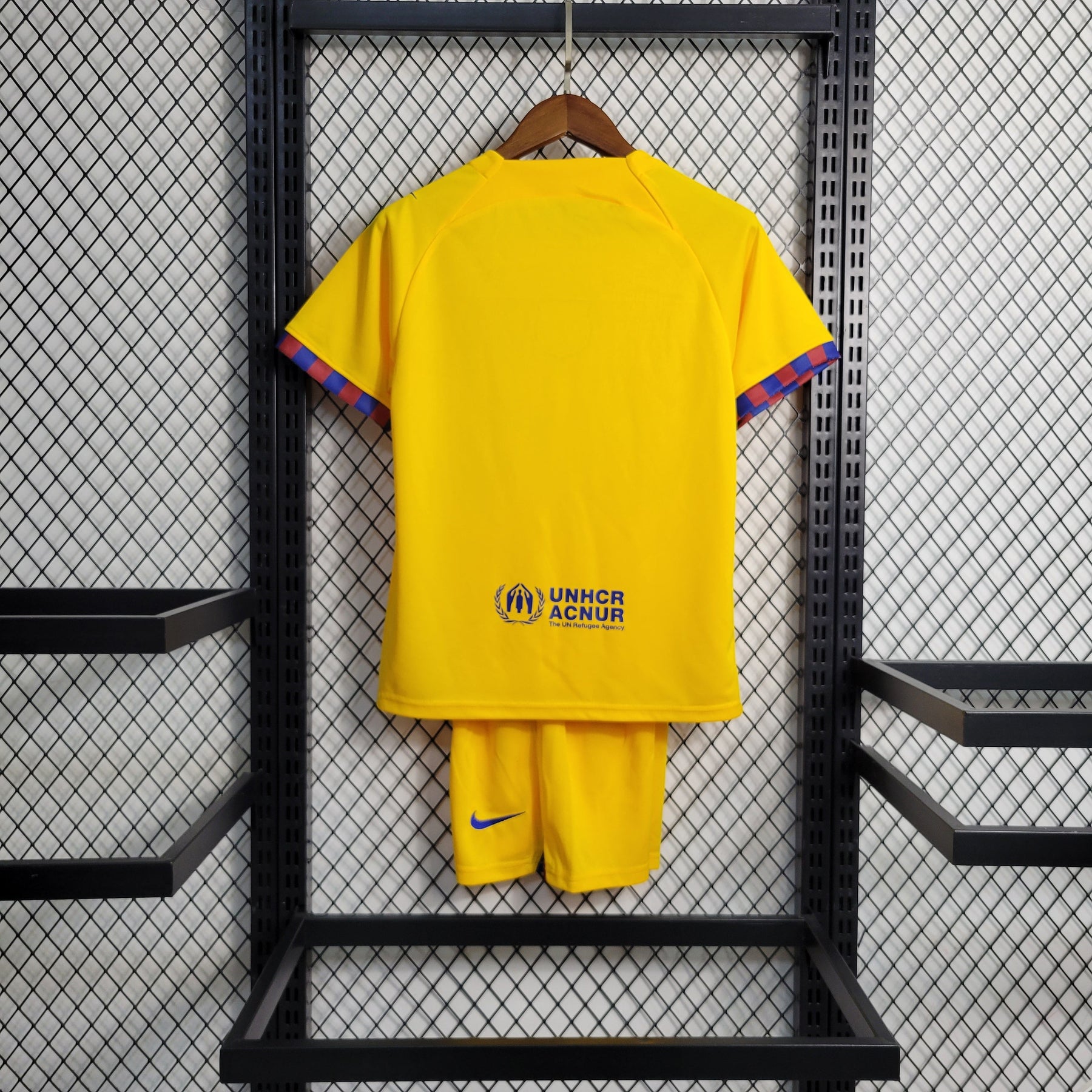 Kit Infantil Barcelona 2023/24 - Nike Torcedor - Amarela/Vermelha