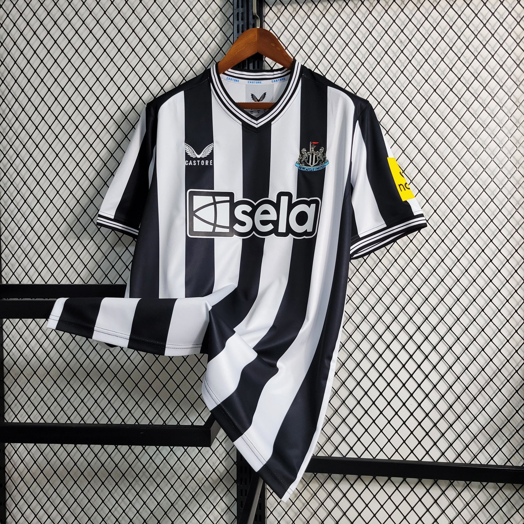 Camisa NewCastle Home 2023/24 - Castore Torcedor Masculina - Preta/Branca