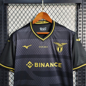 Camisa Lazio 2023/24 - Mizuno Torcedor Masculina - Edição Especial 100 anos - Preta/Dourada