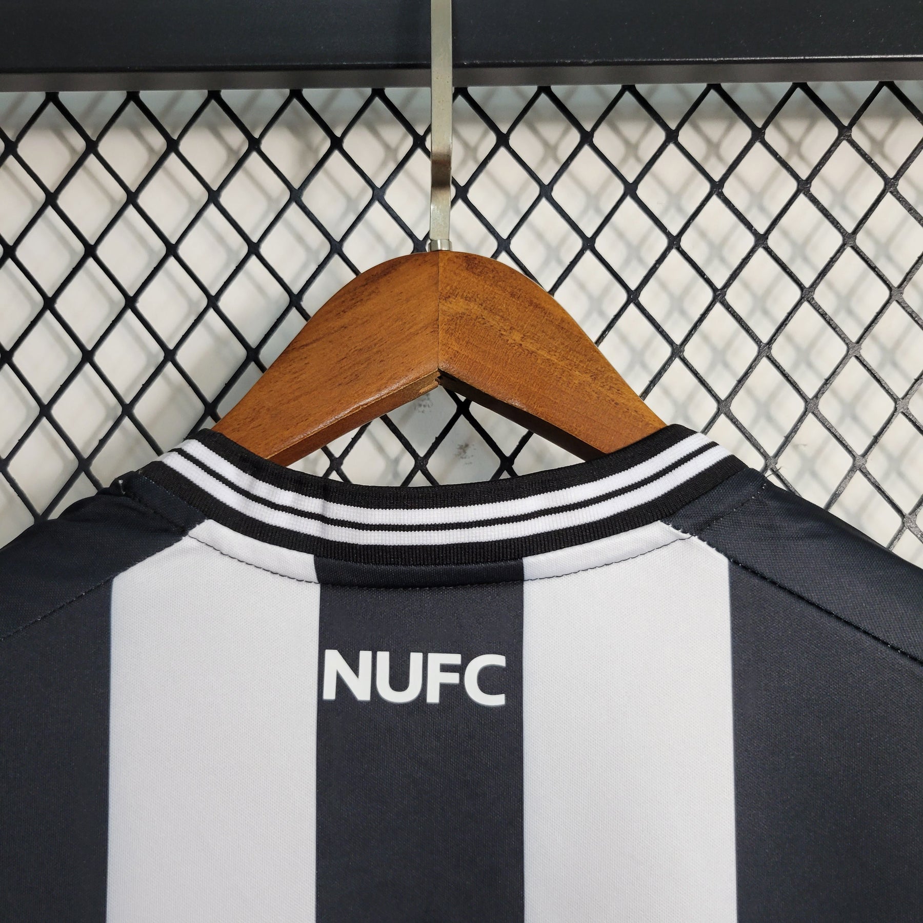 Camisa NewCastle Home 2023/24 - Castore Torcedor Masculina - Preta/Branca